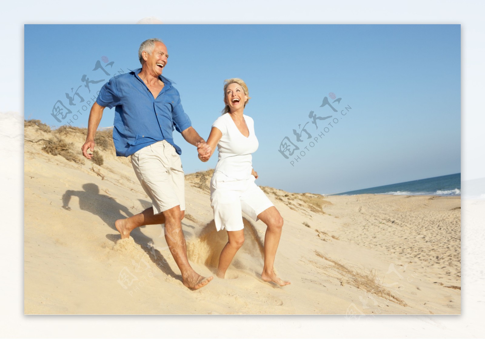 沙滩上跑步的老年夫妇图片