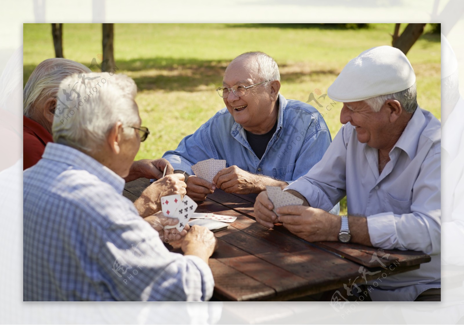 公园打扑克的老人年图片