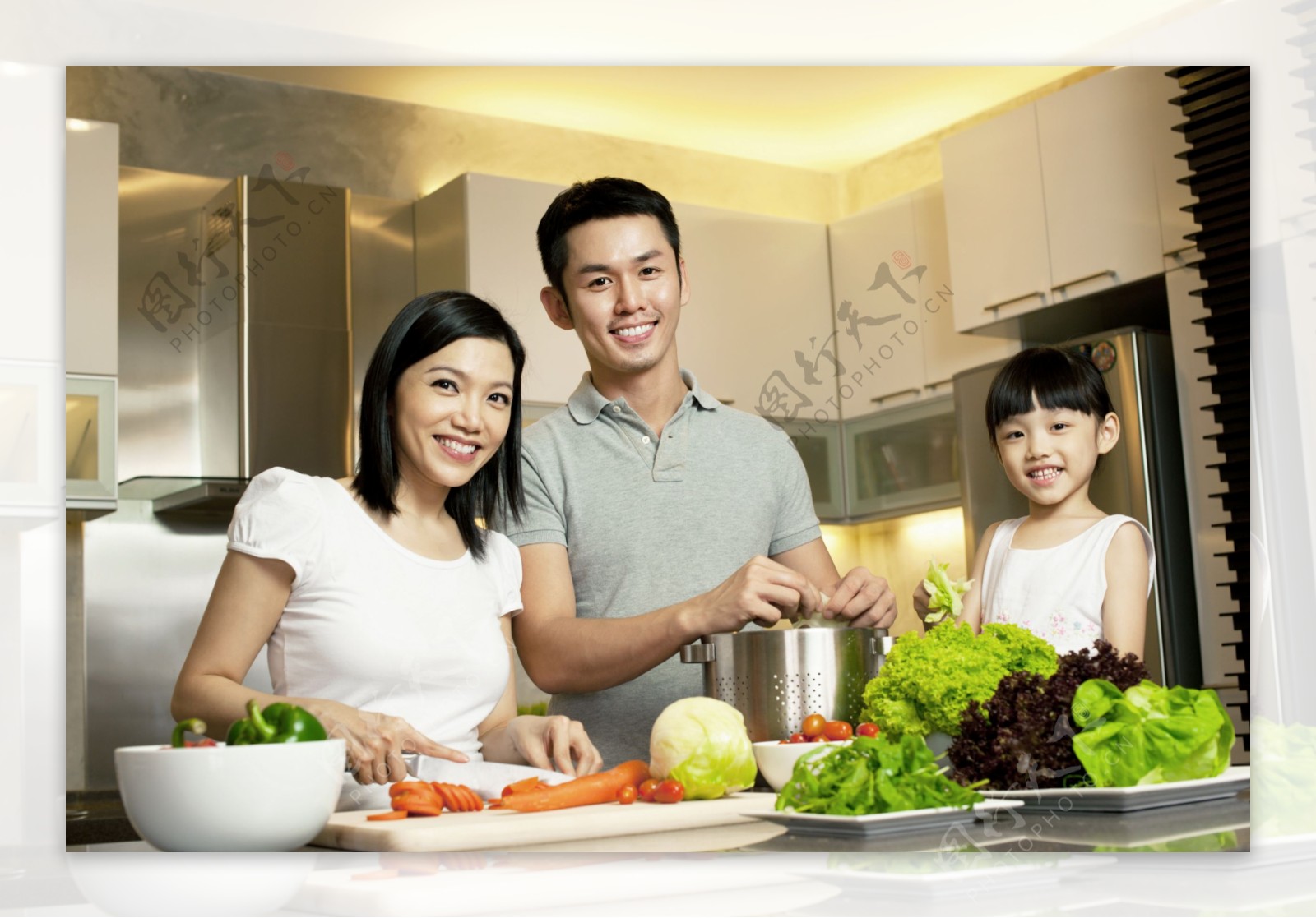 厨房做饭的一家人图片