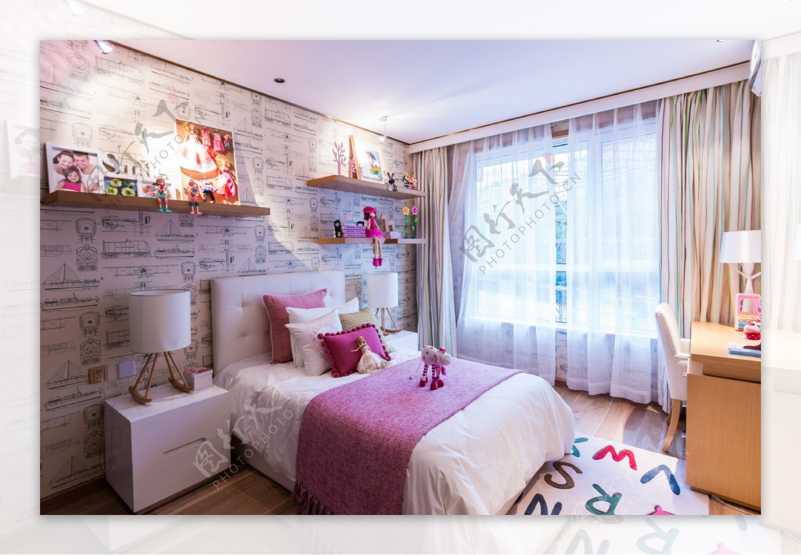 现代粉色卧室大床落地窗设计图