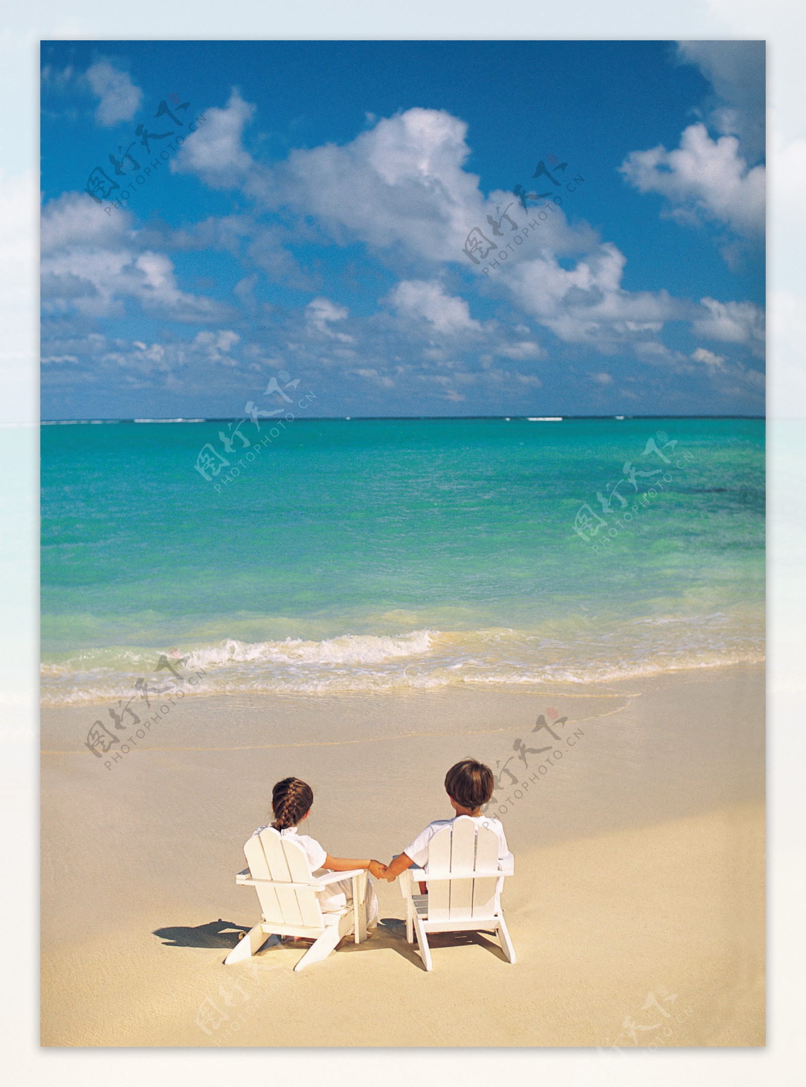 坐在海滩上的情侣图片
