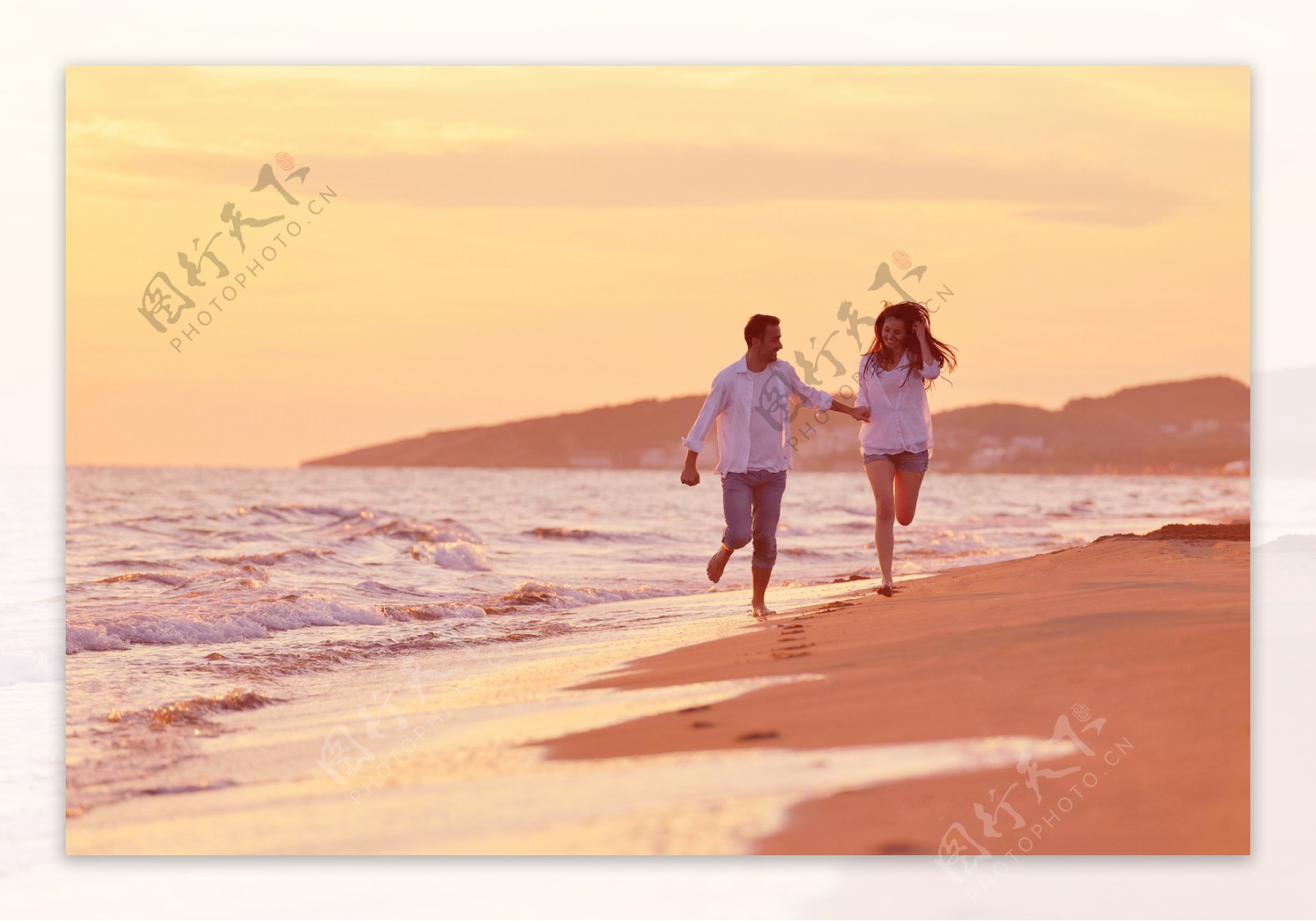 海边奔跑浪漫情侣图片