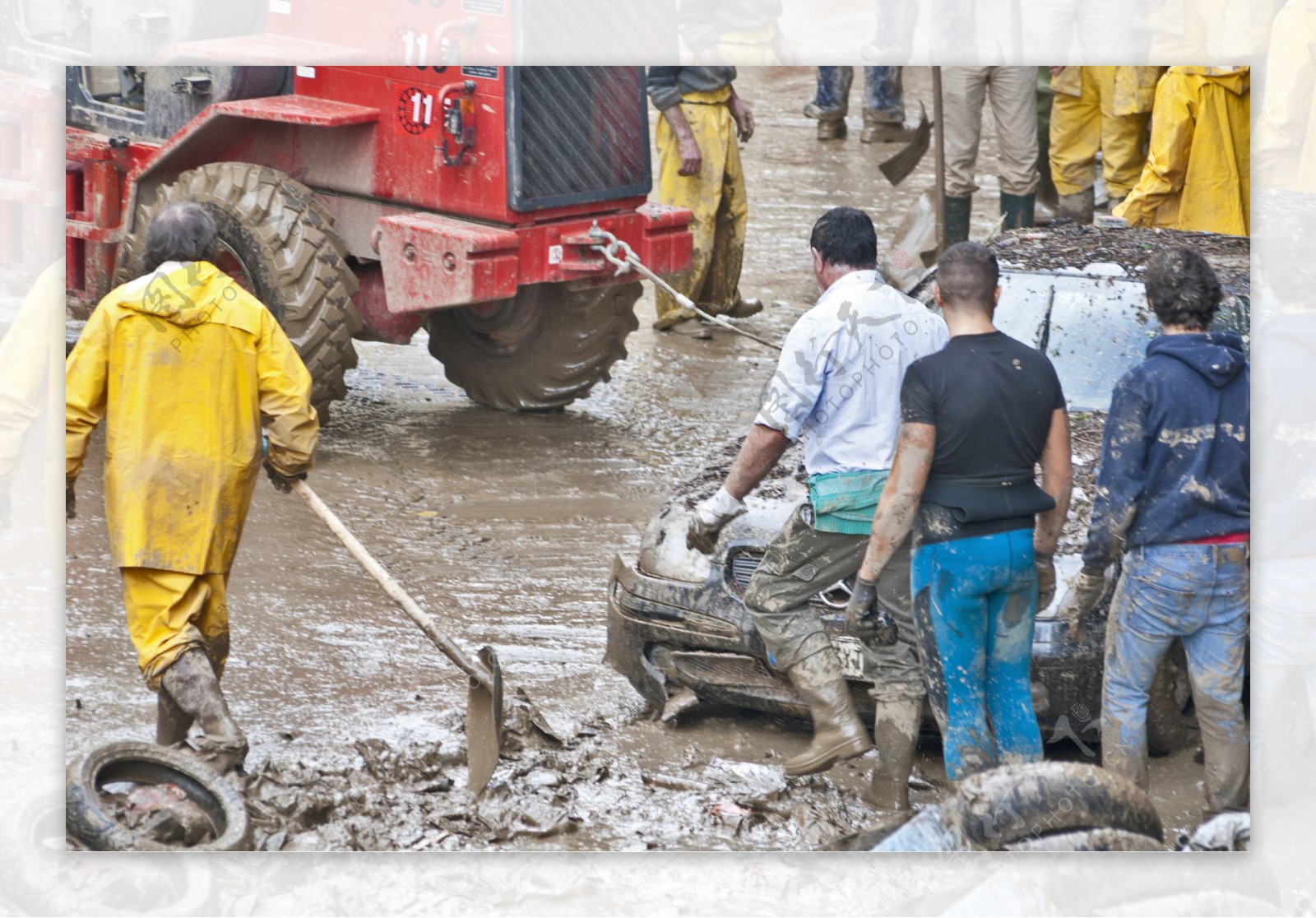 水灾救灾的志愿者图片