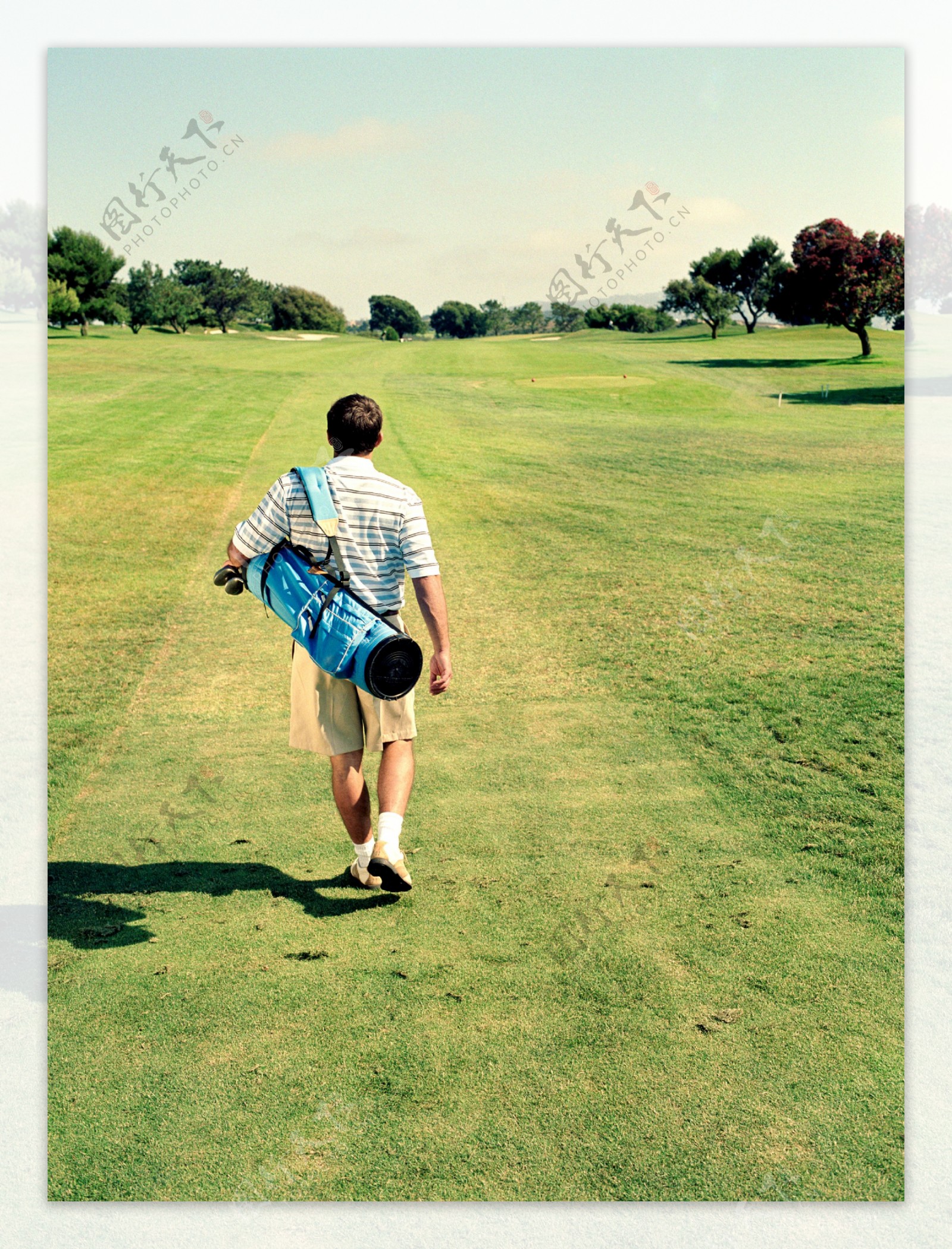 背着高尔夫球具的男人背影