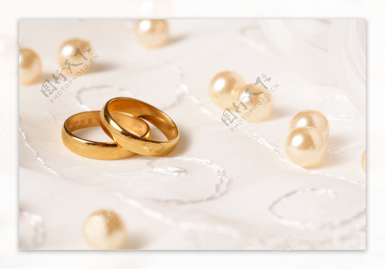 结婚金戒指与珍珠图片