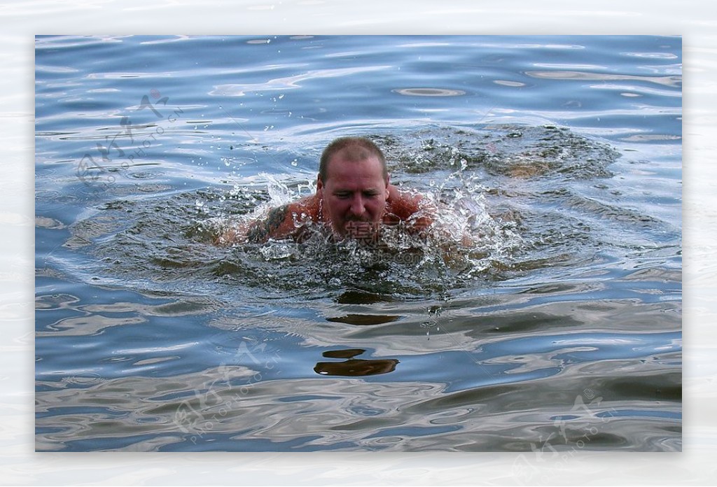 水中游泳的猛男