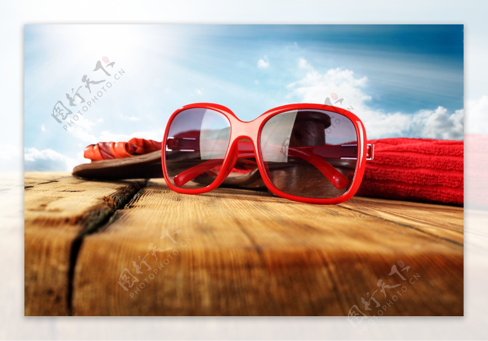 木板上的红色太阳镜图片