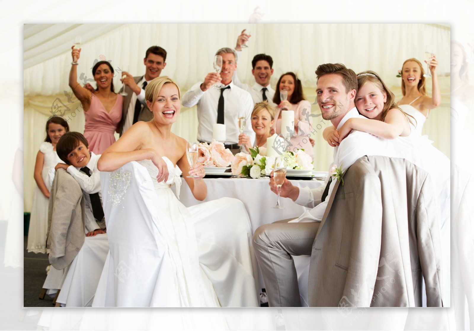 婚礼上开心的人和新娘新郎图片
