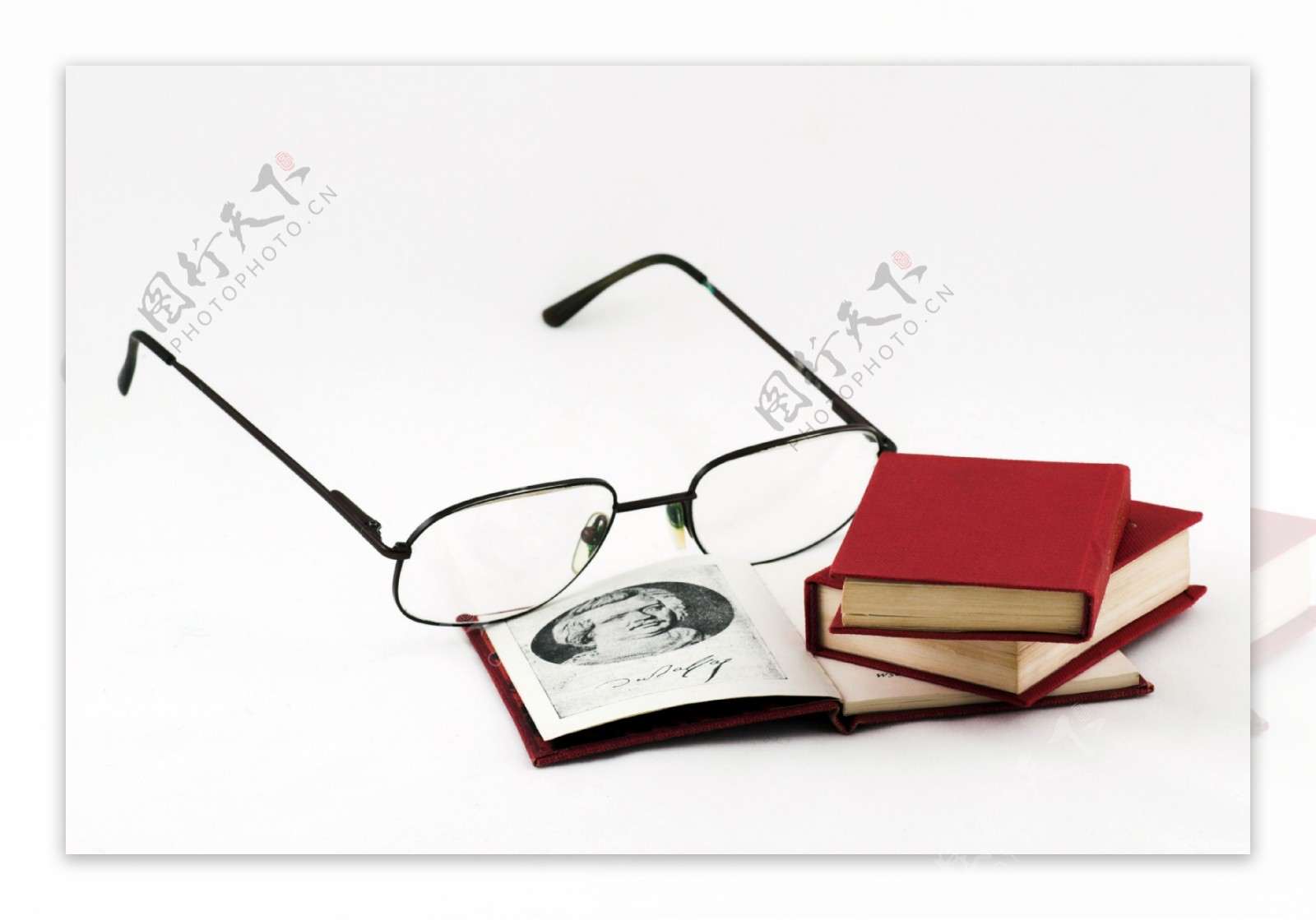 书本眼镜图片