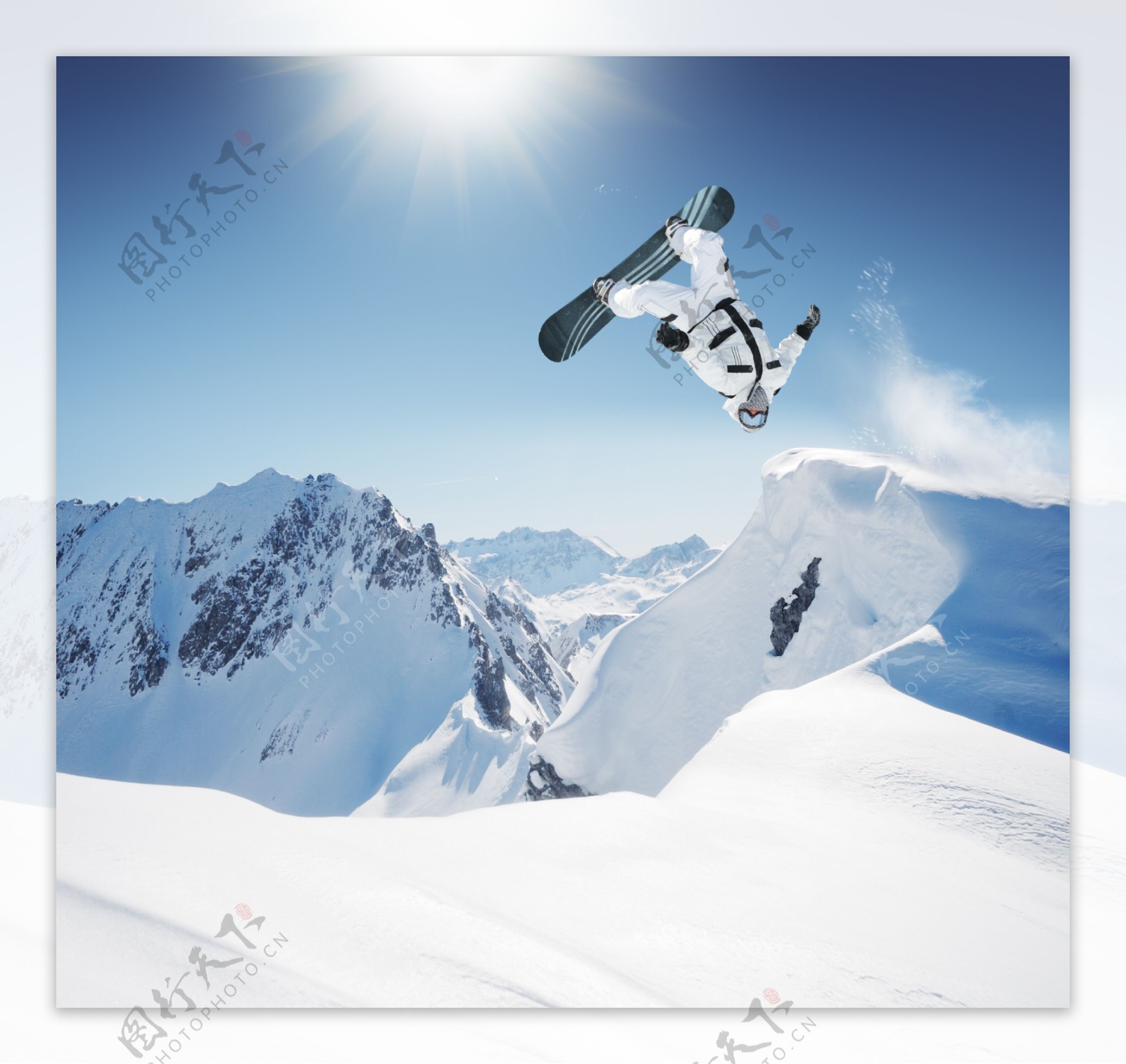 跃起的滑雪者图片