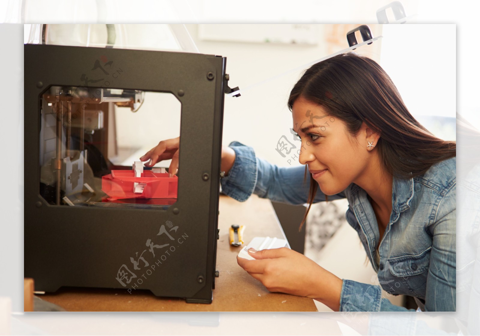 正在操作3D打印机的美女图片