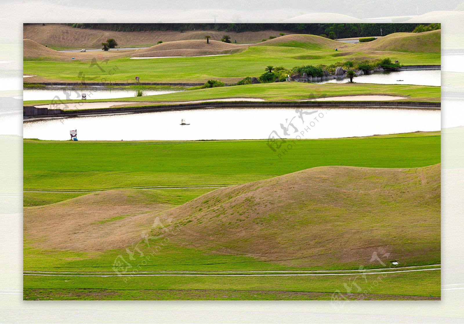 有湖水的高尔夫球场图片