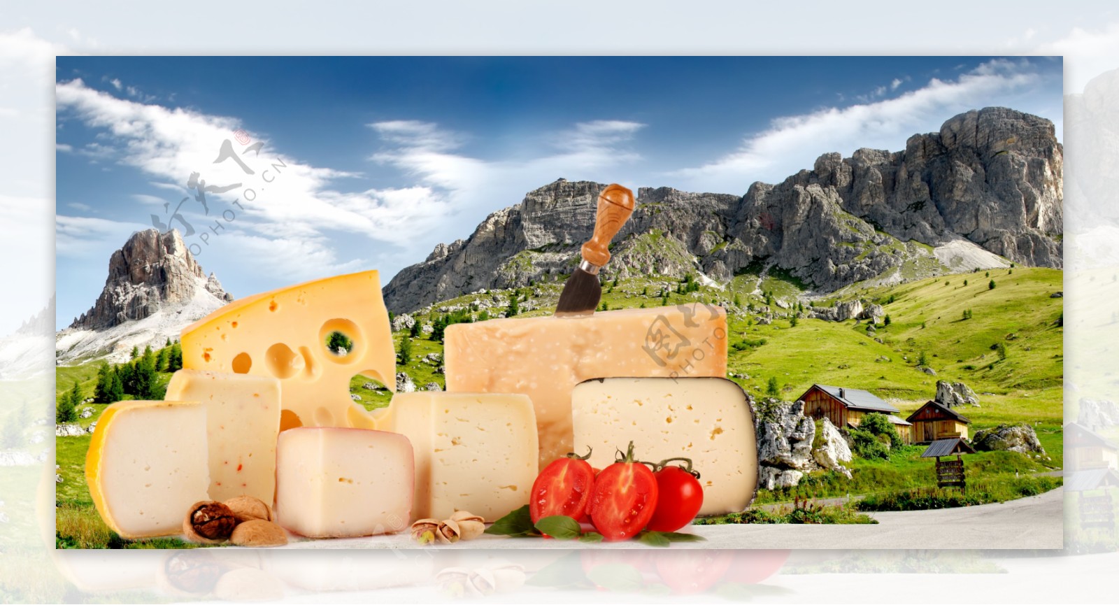 高山草地背景前的奶酪图片