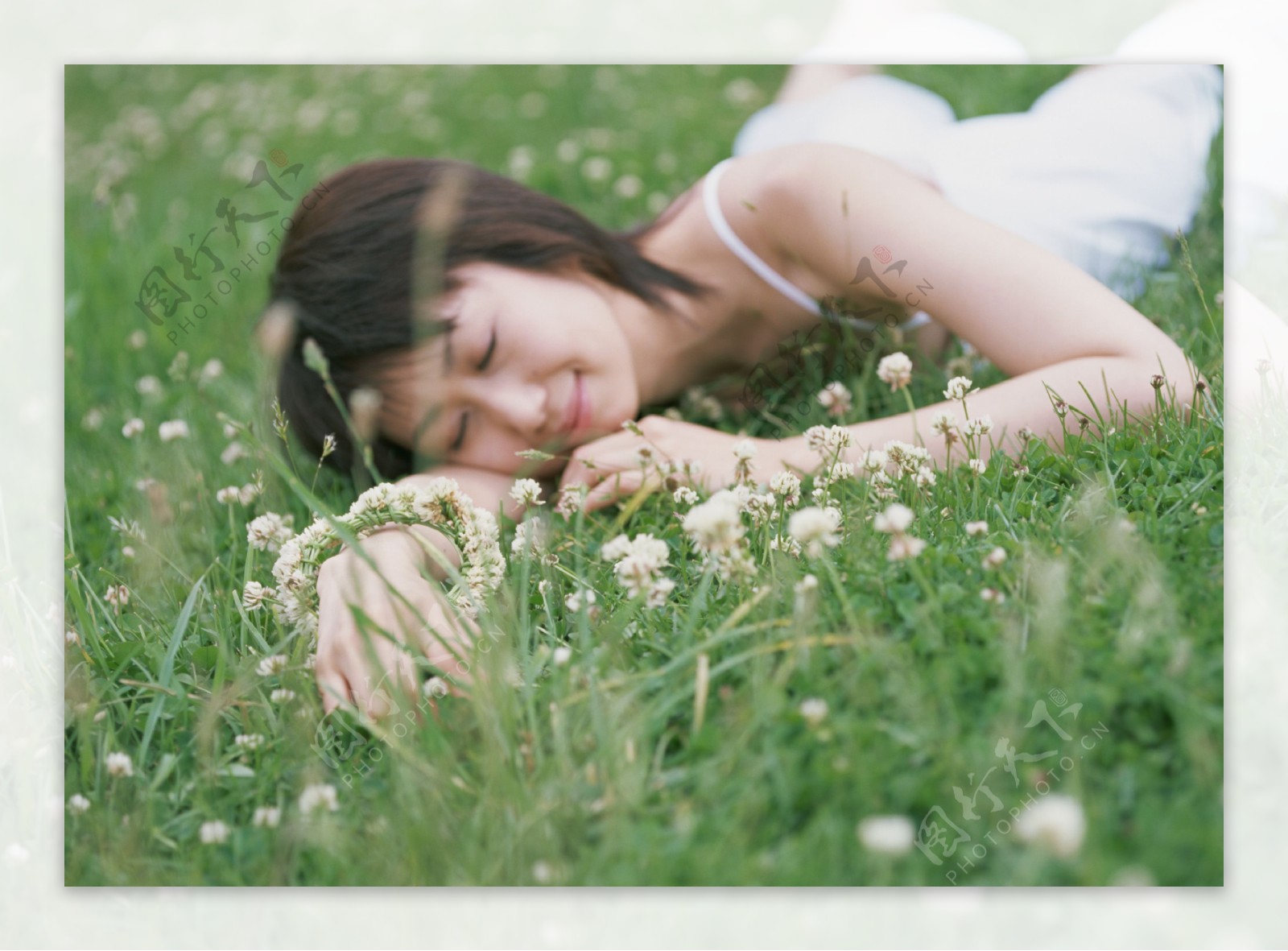 躺在花丛中的女性图片