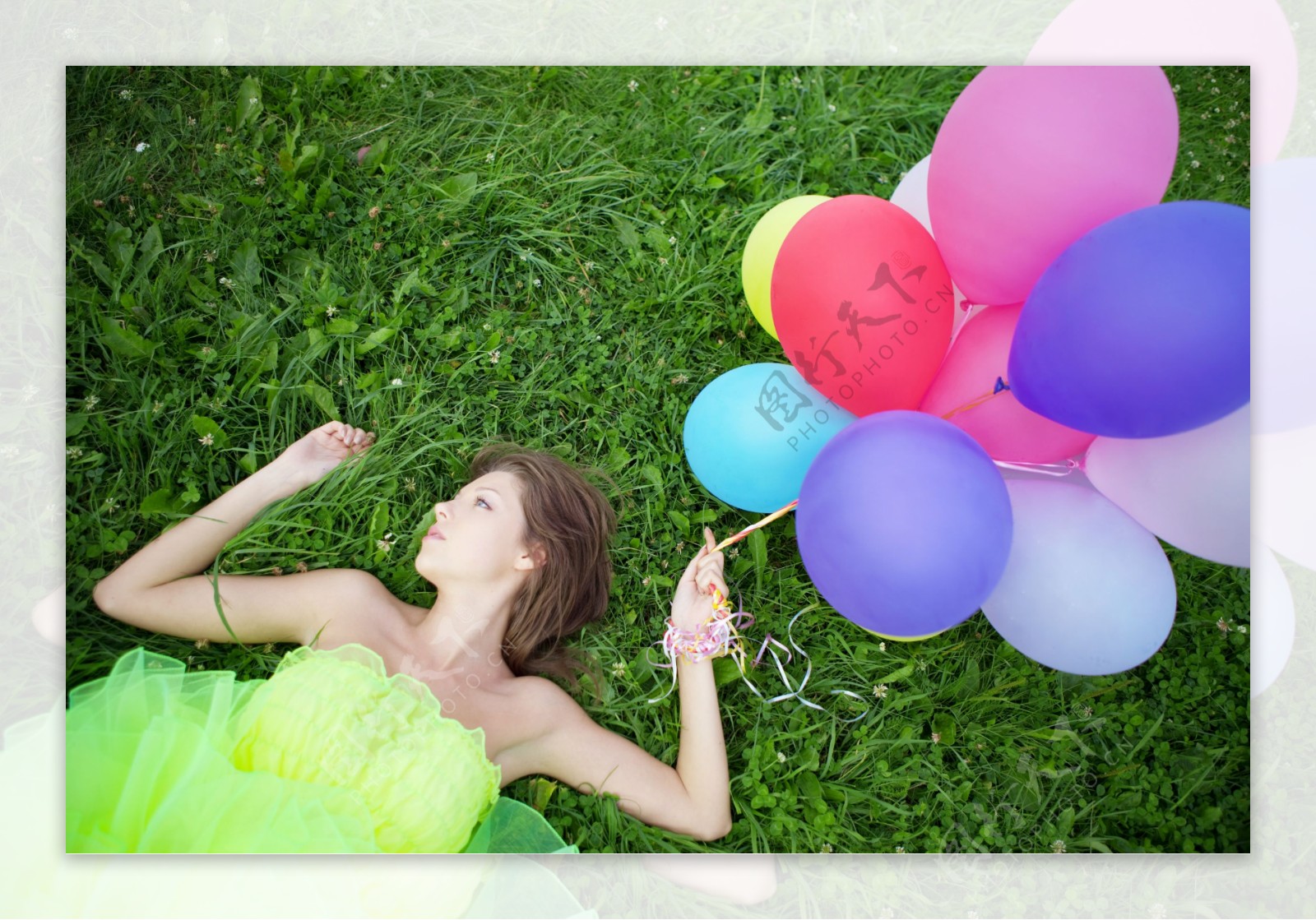 躺在草地上的女孩和气球图片