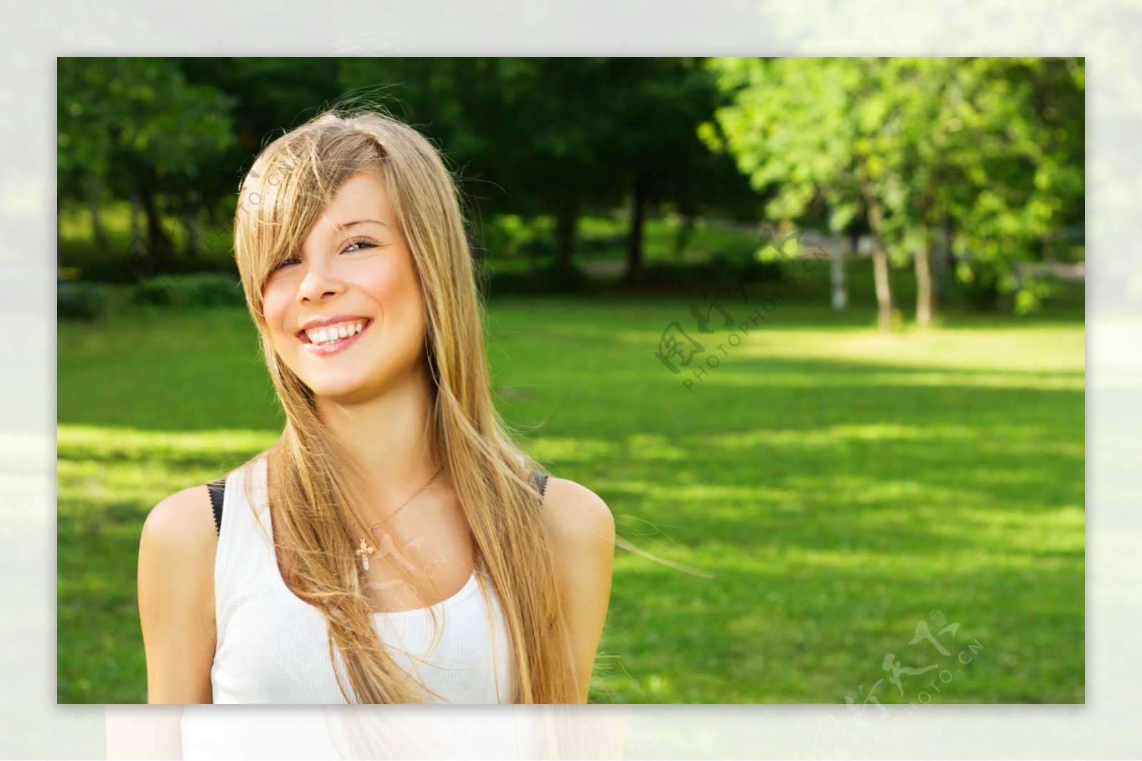女孩在春意盎然的绿色中开心的笑图片