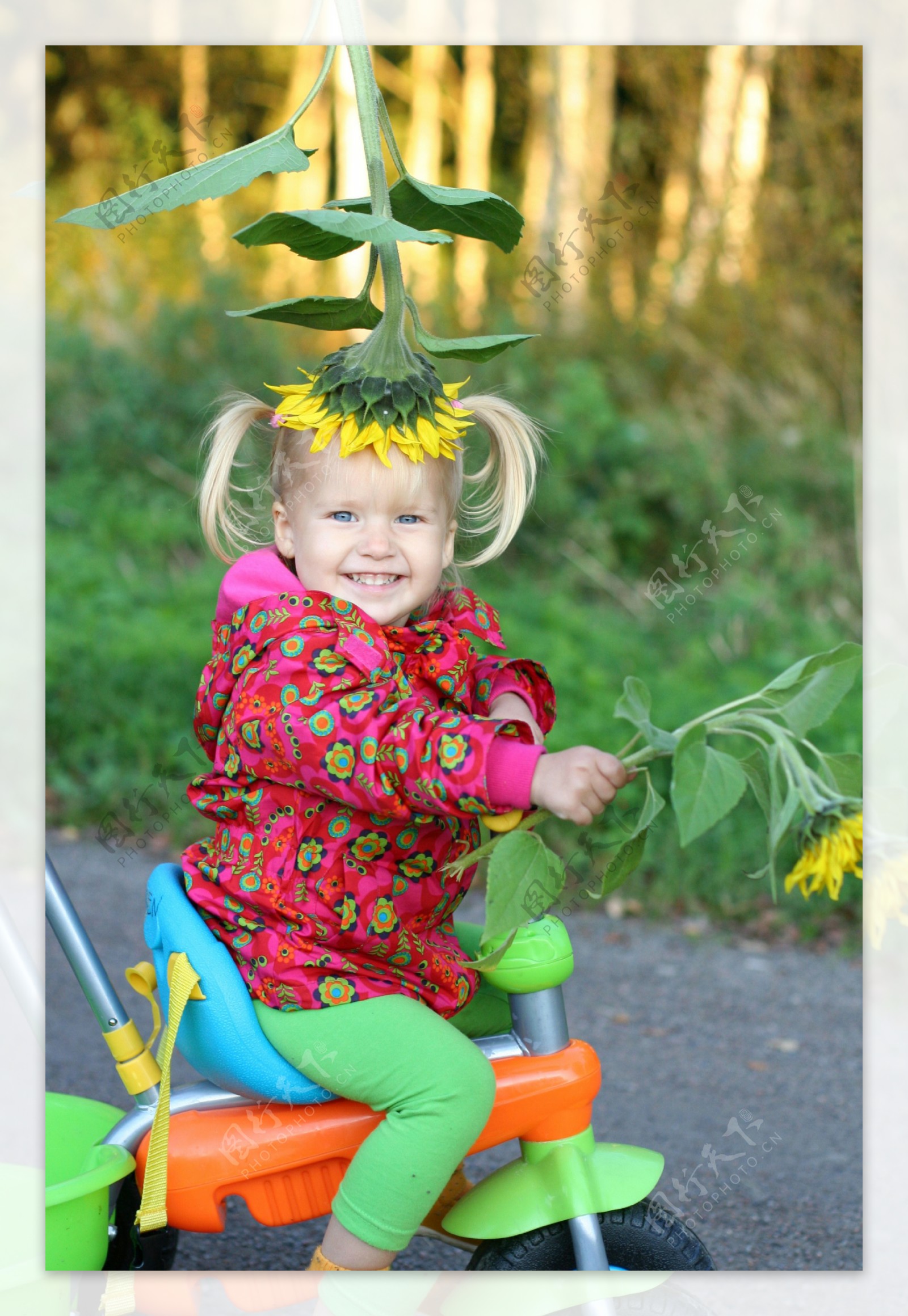 坐儿童车的小女孩图片