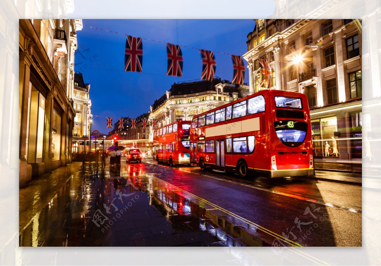 英国城市道路上的红色公交车图片