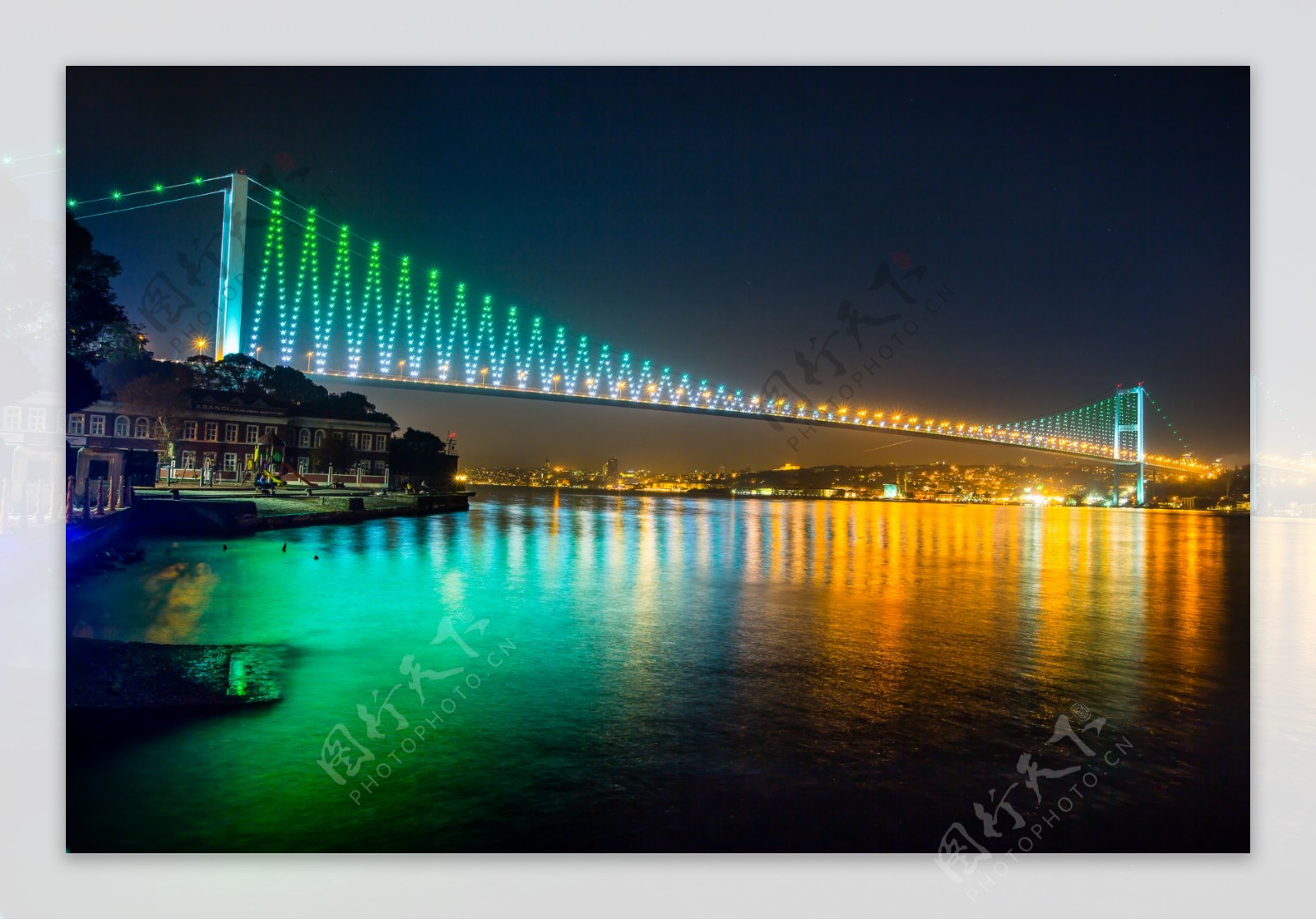 大桥上的霓虹灯图片