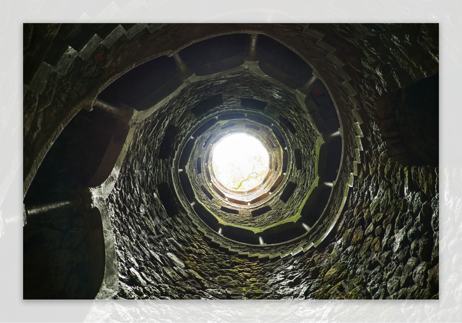 盘旋的隧道图片