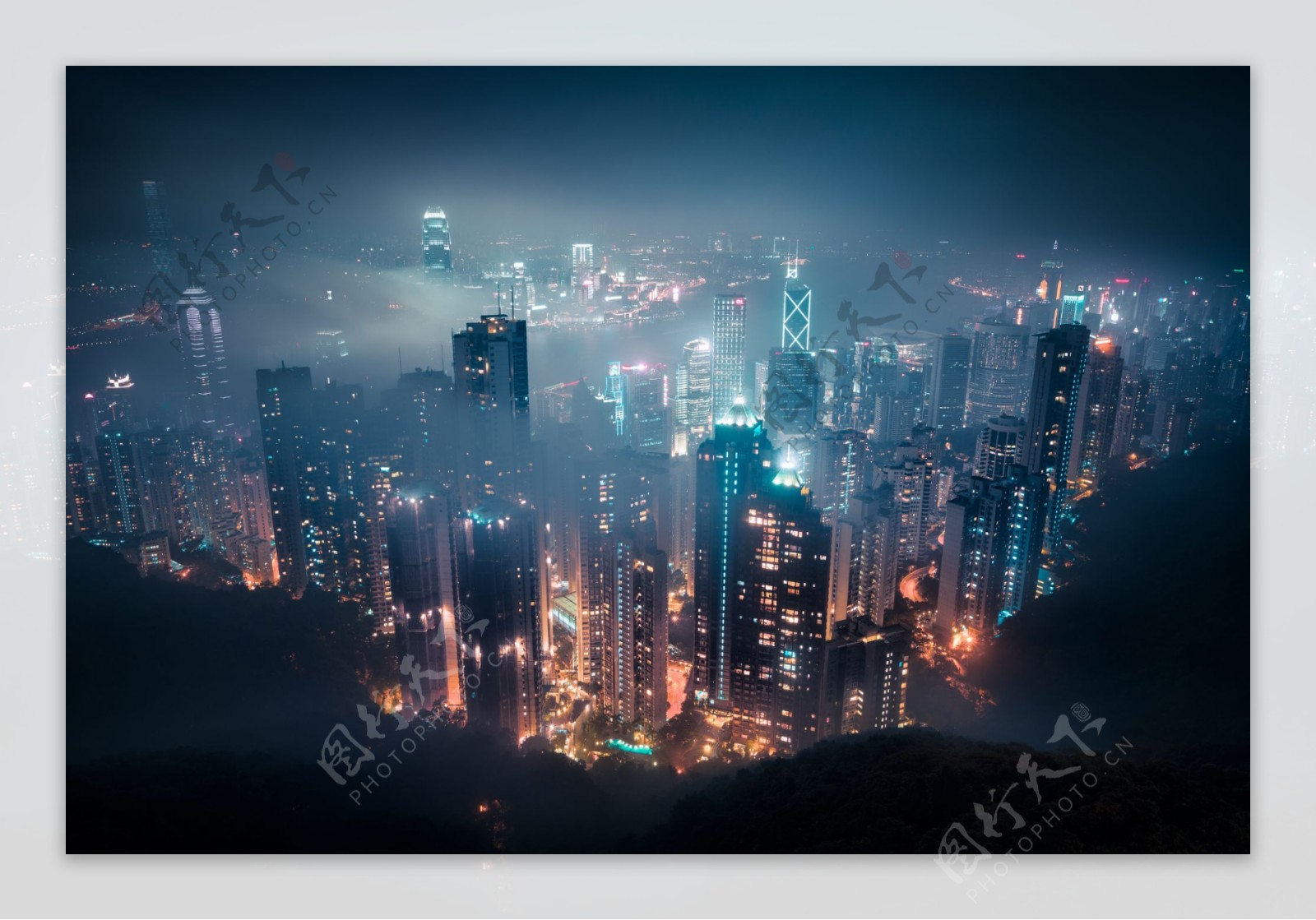迷雾中的城市夜景图片