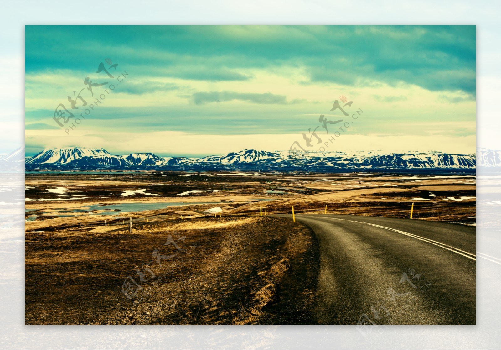 蓝天雪山公路风景图片