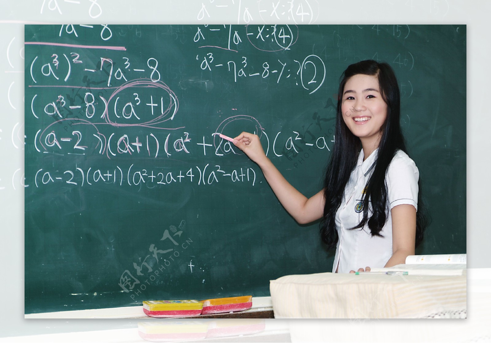 黑板上计算数学题的可爱女生图片