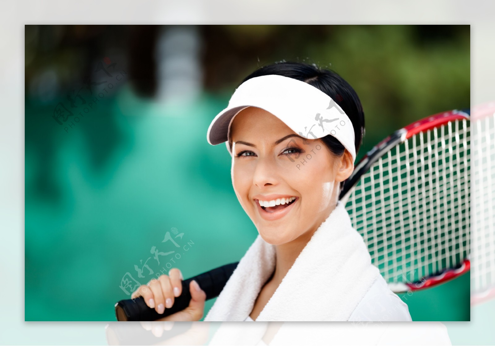 微笑的女子网球运动员