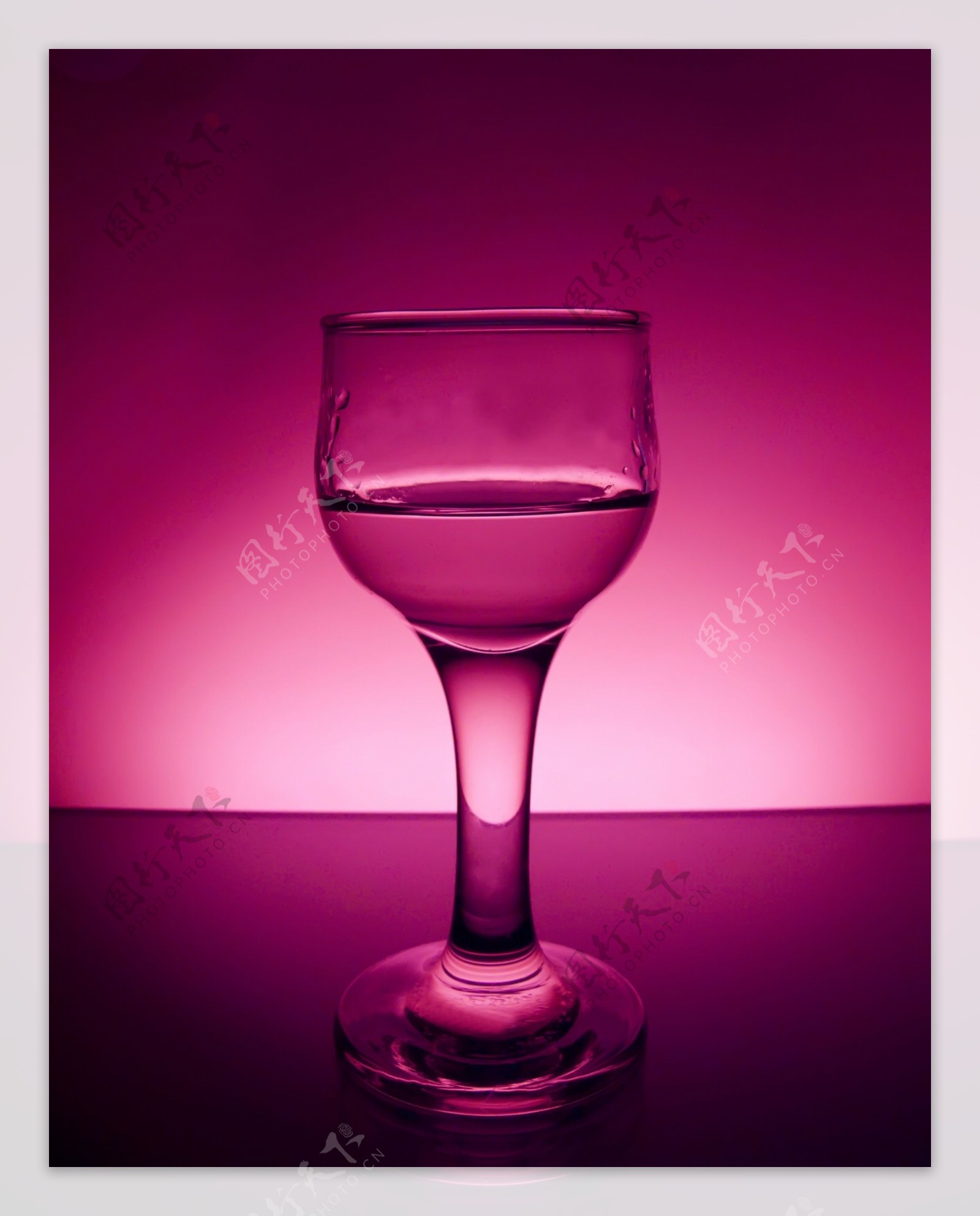 紫色背景与玻璃酒杯