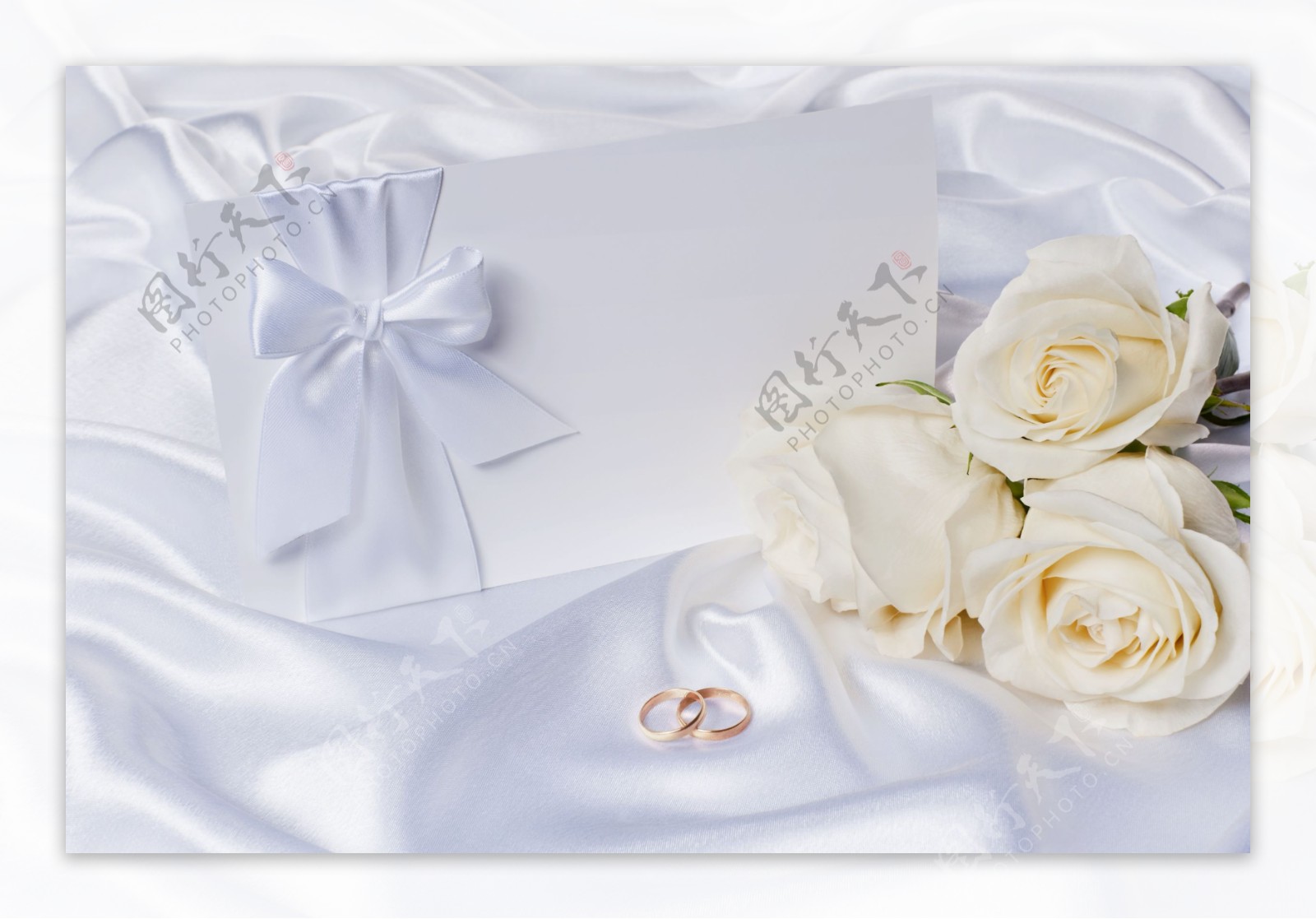 婚礼邀请卡与花朵图片