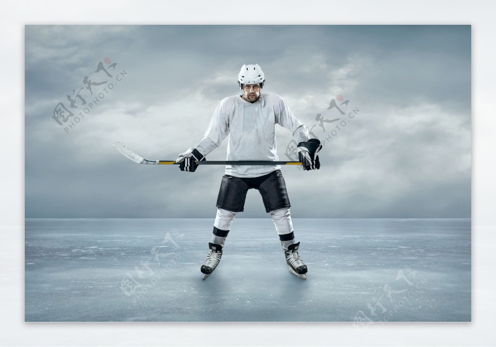 冰面上的冰球运动员图片