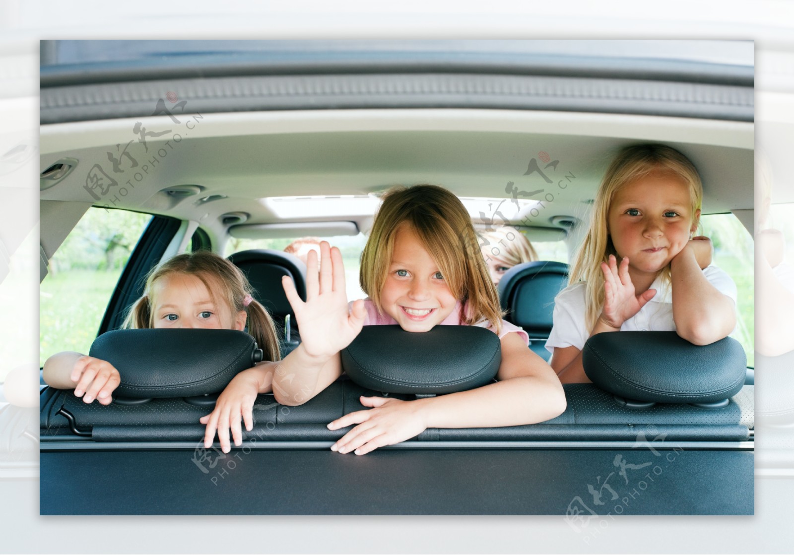 坐车旅游的儿童图片