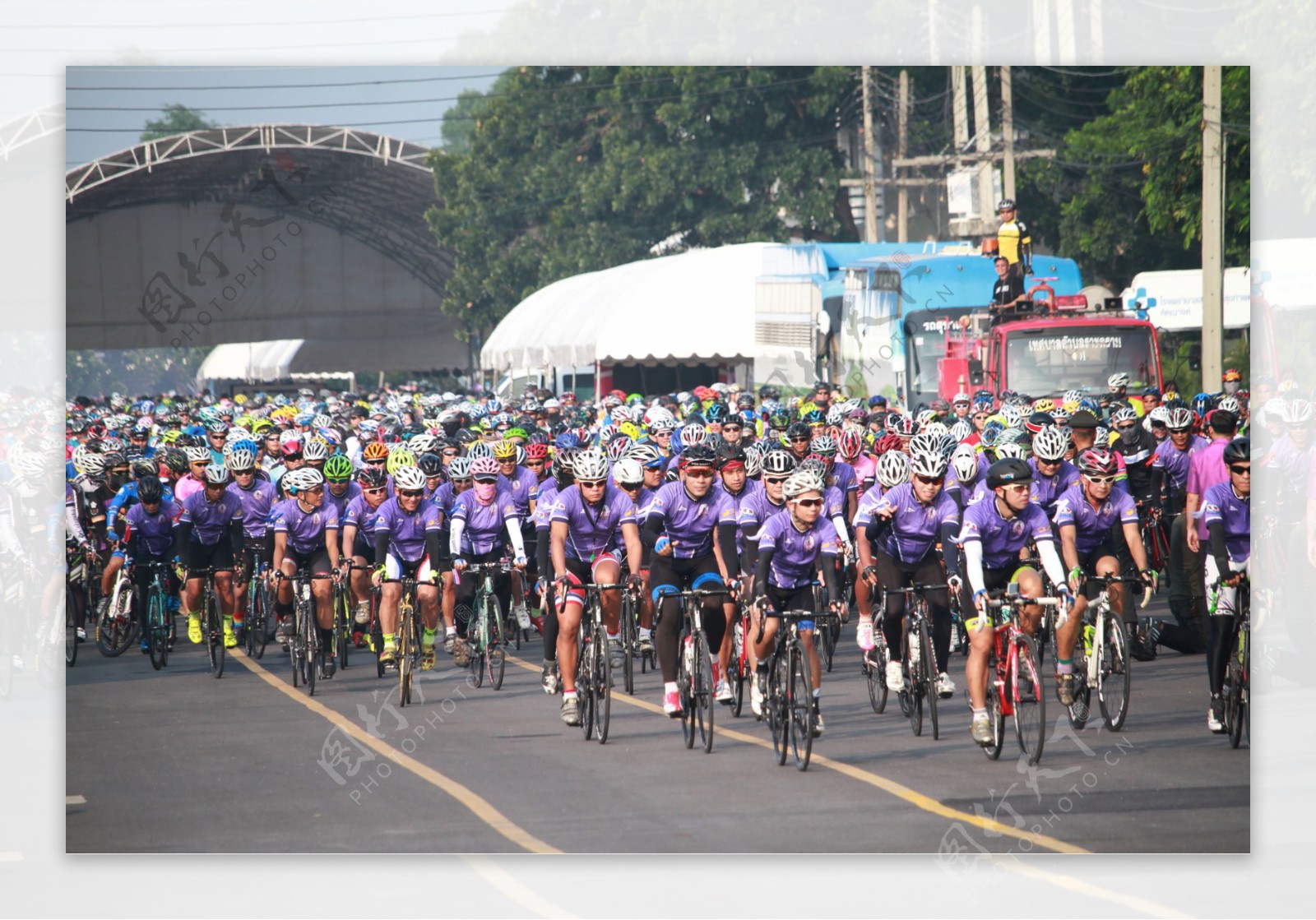 骑自行车的人群图片