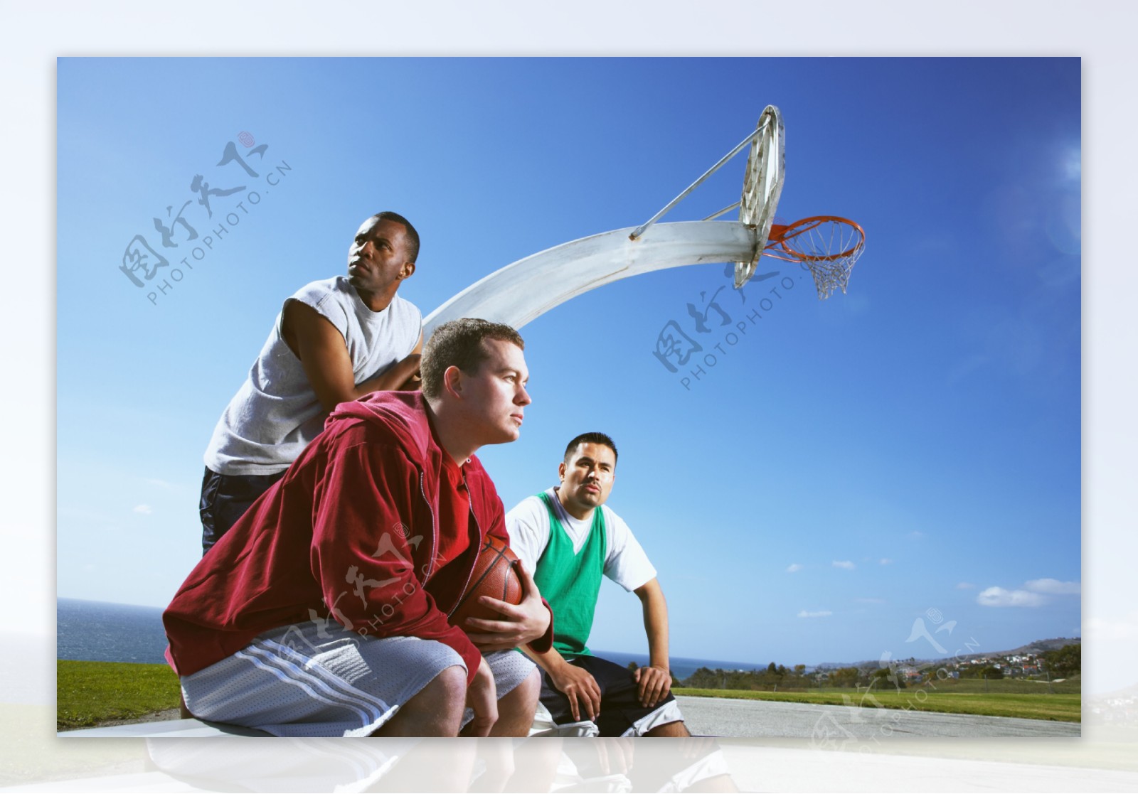 三个打篮球的男人图片