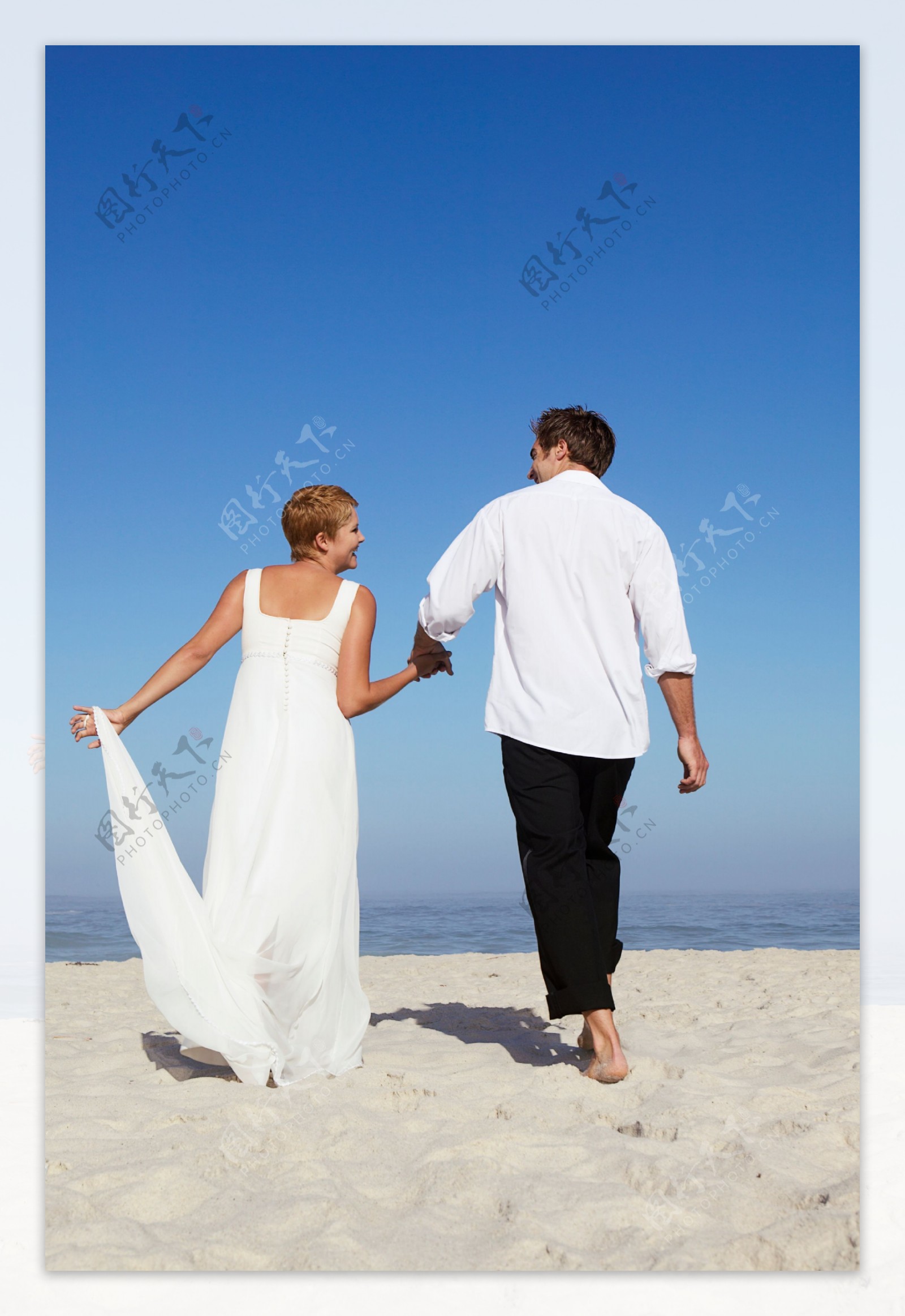 沙滩上的新郎新娘图片