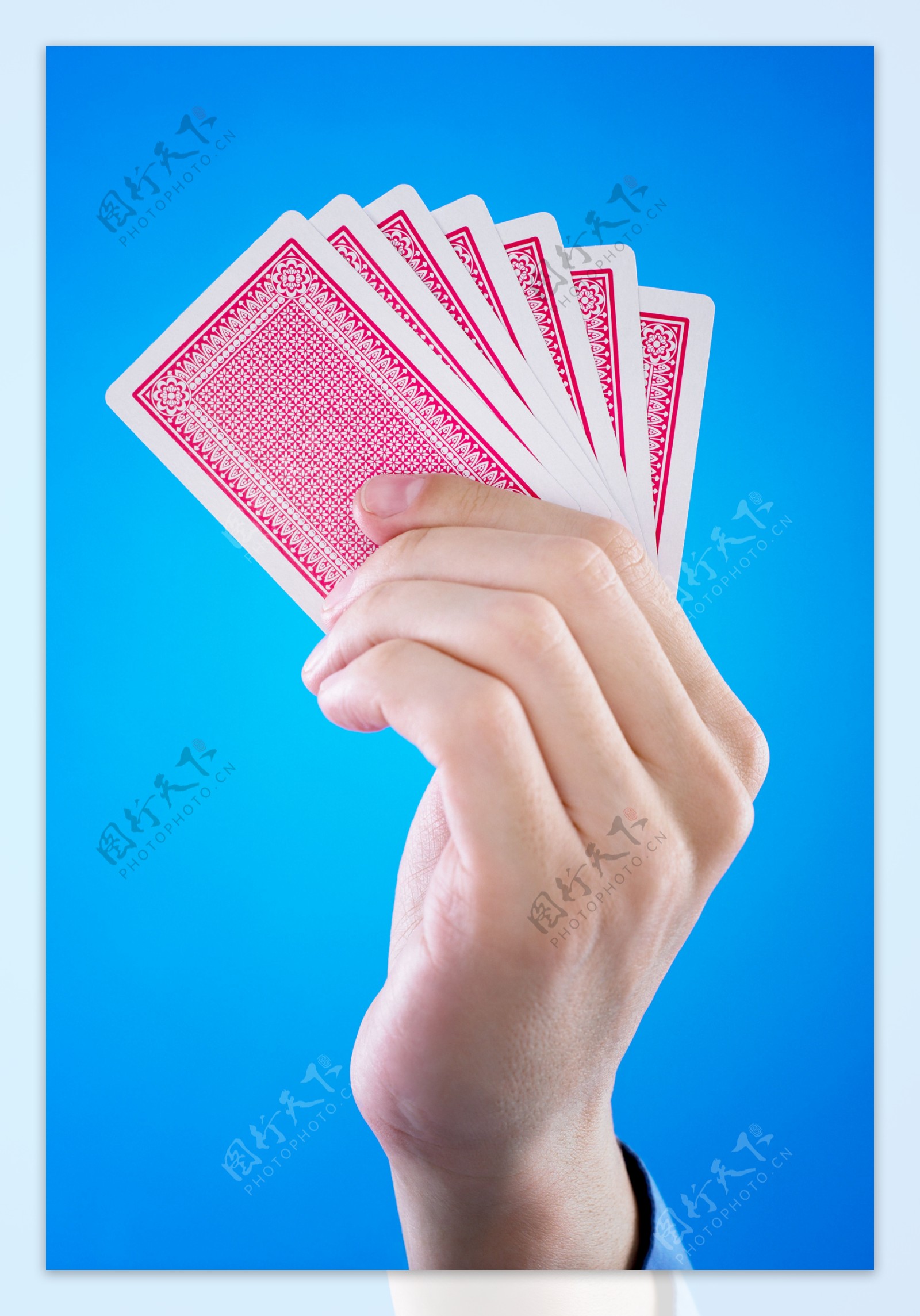 拿扑克牌的手图片