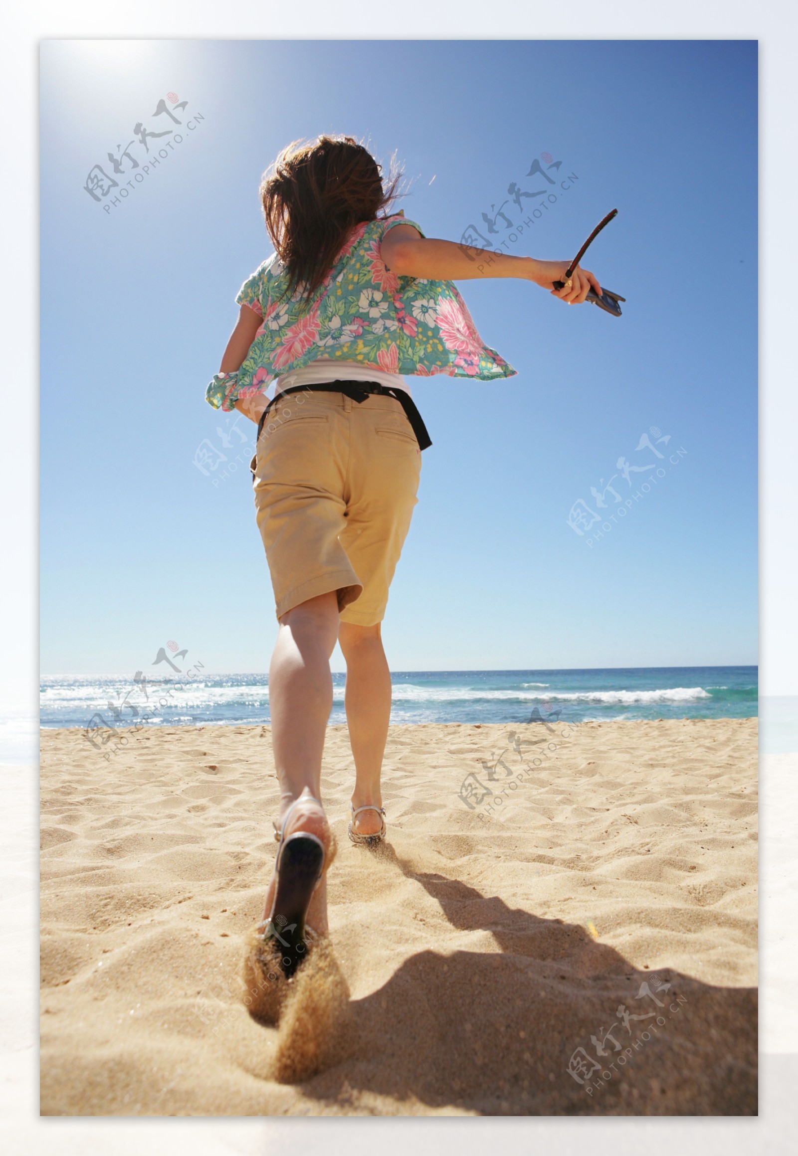 沙滩上玩耍的美女图片