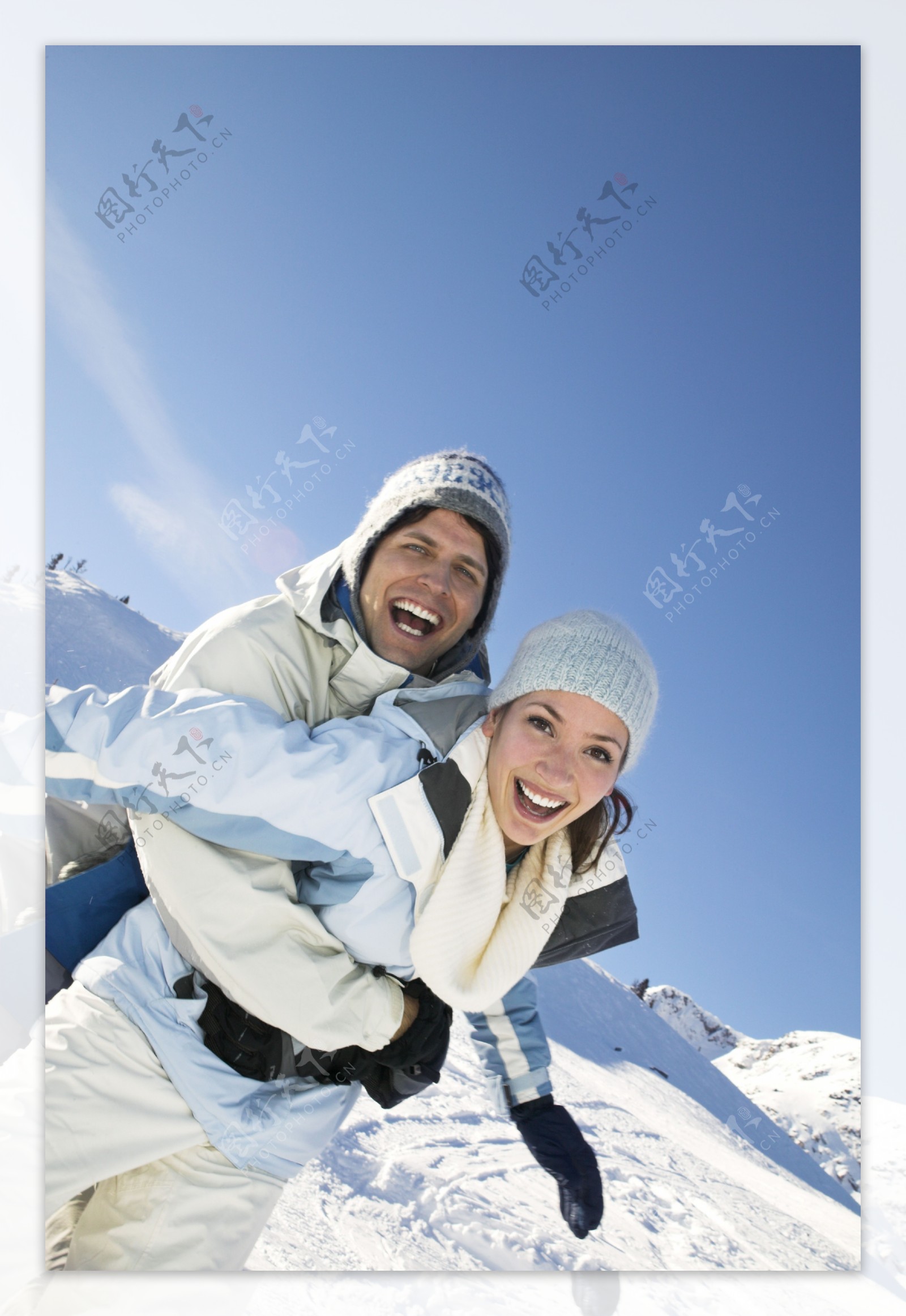 雪地里抱着的情侣图片