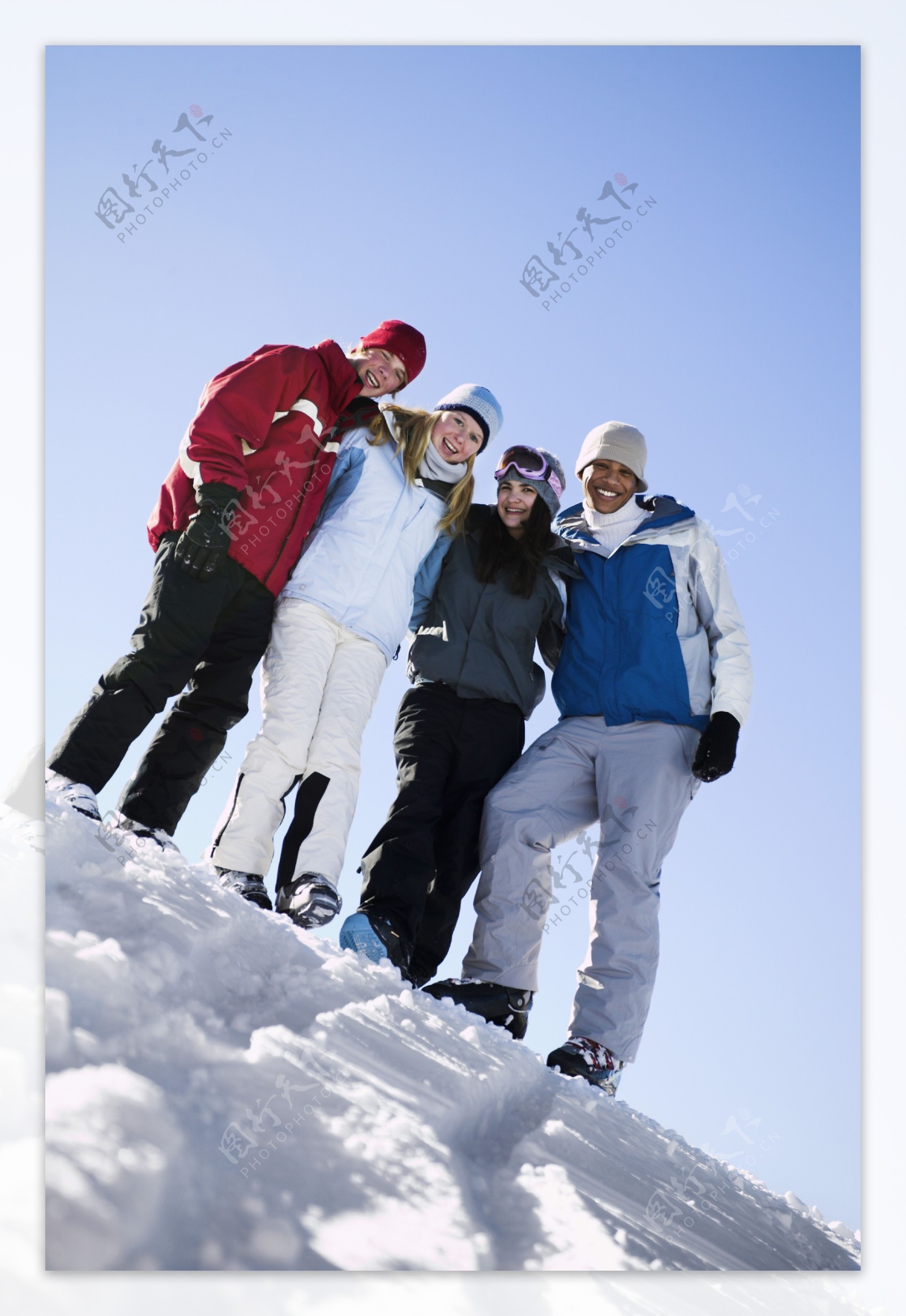 雪地上快乐的外国年轻人图片