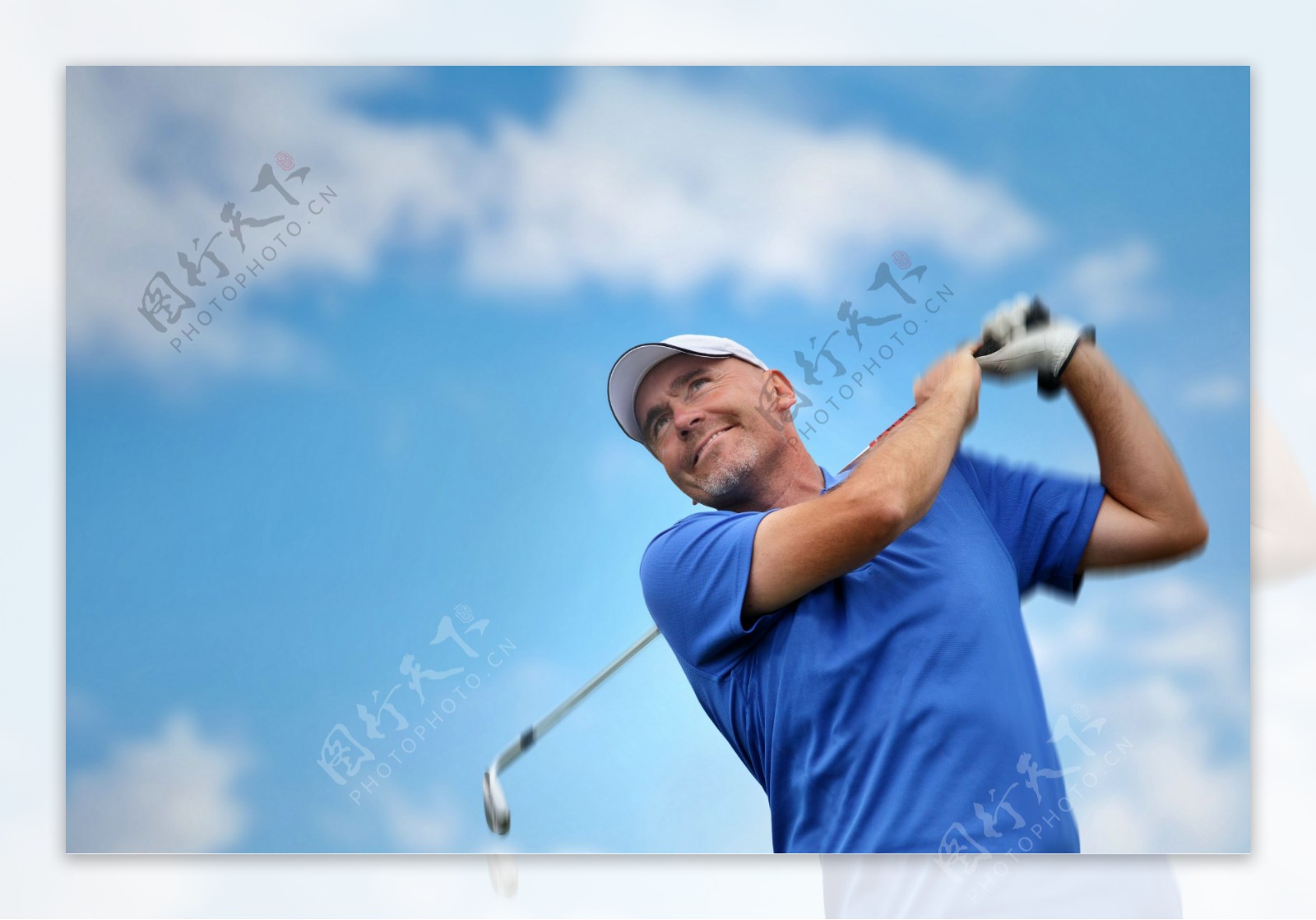 正在打高尔夫的外国男人图片