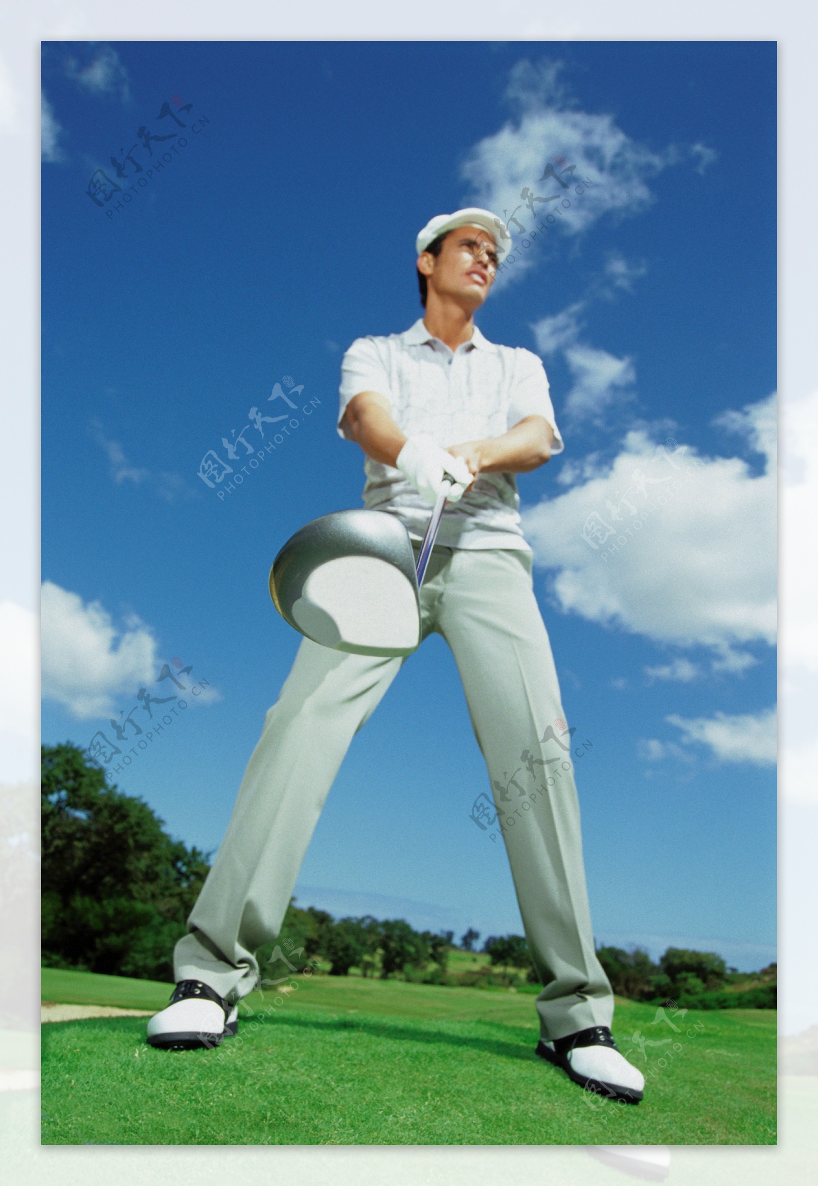 打高尔夫球的时尚男性