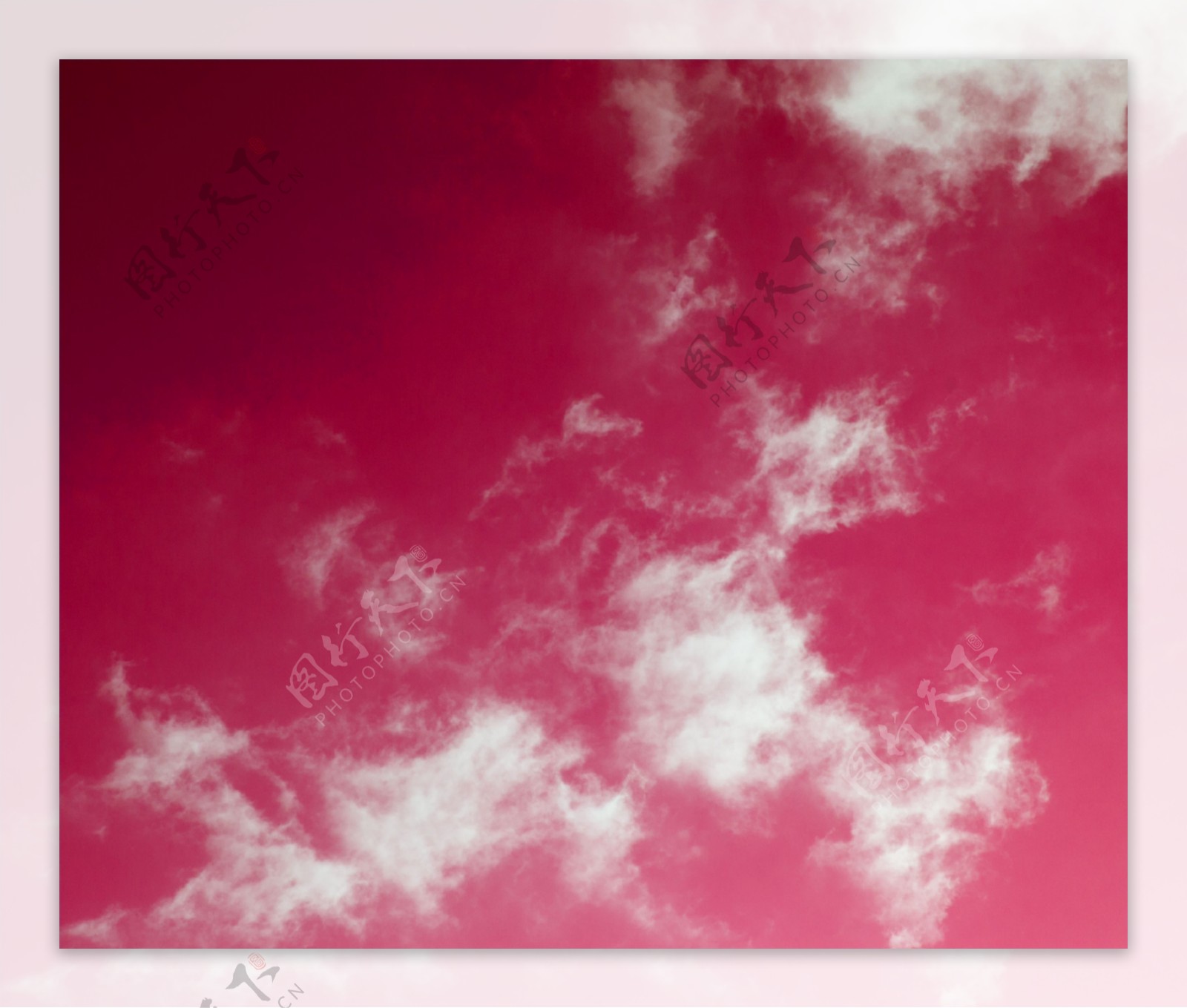 粉红色的天空下的云
