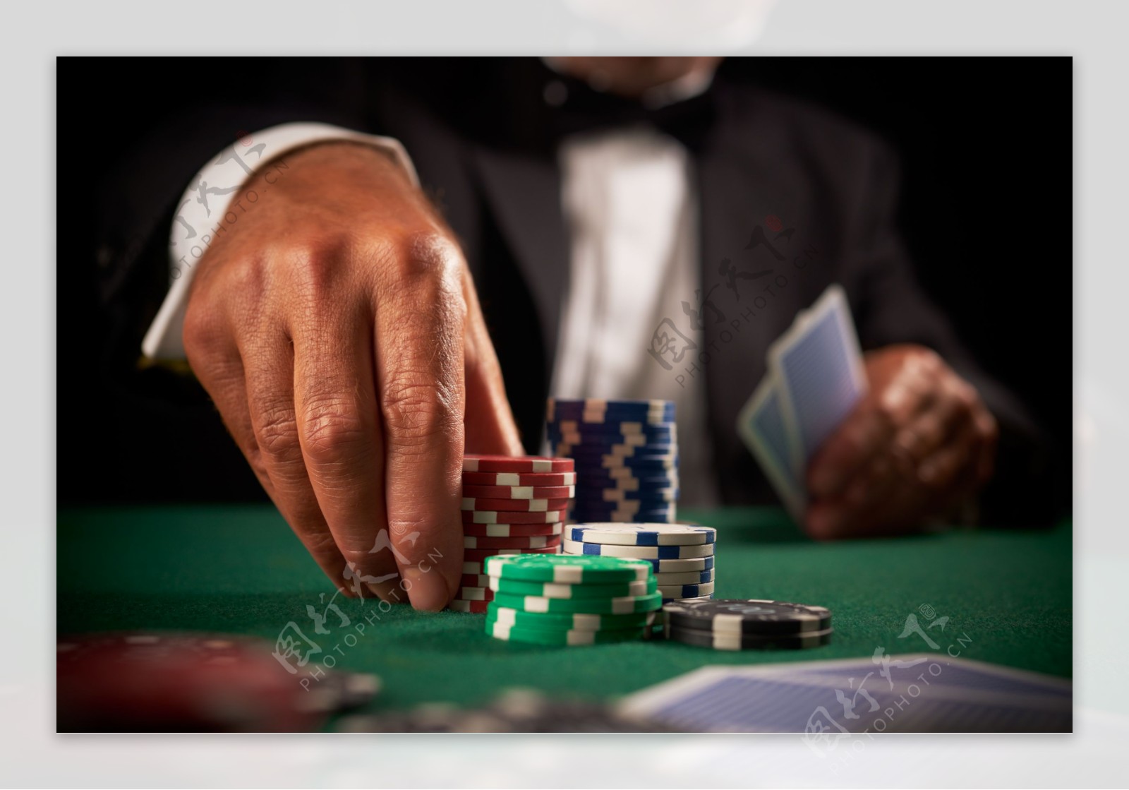 赌场上的筹码与扑克图片
