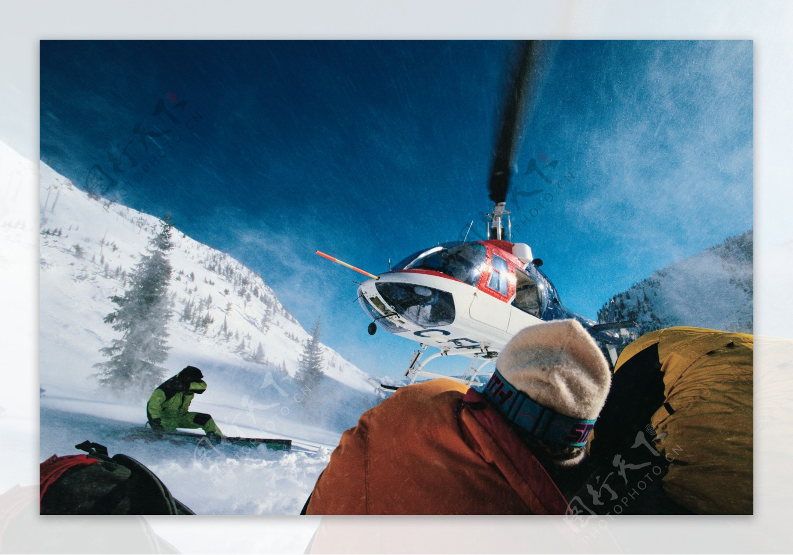 直升飞机与滑雪运动员图片