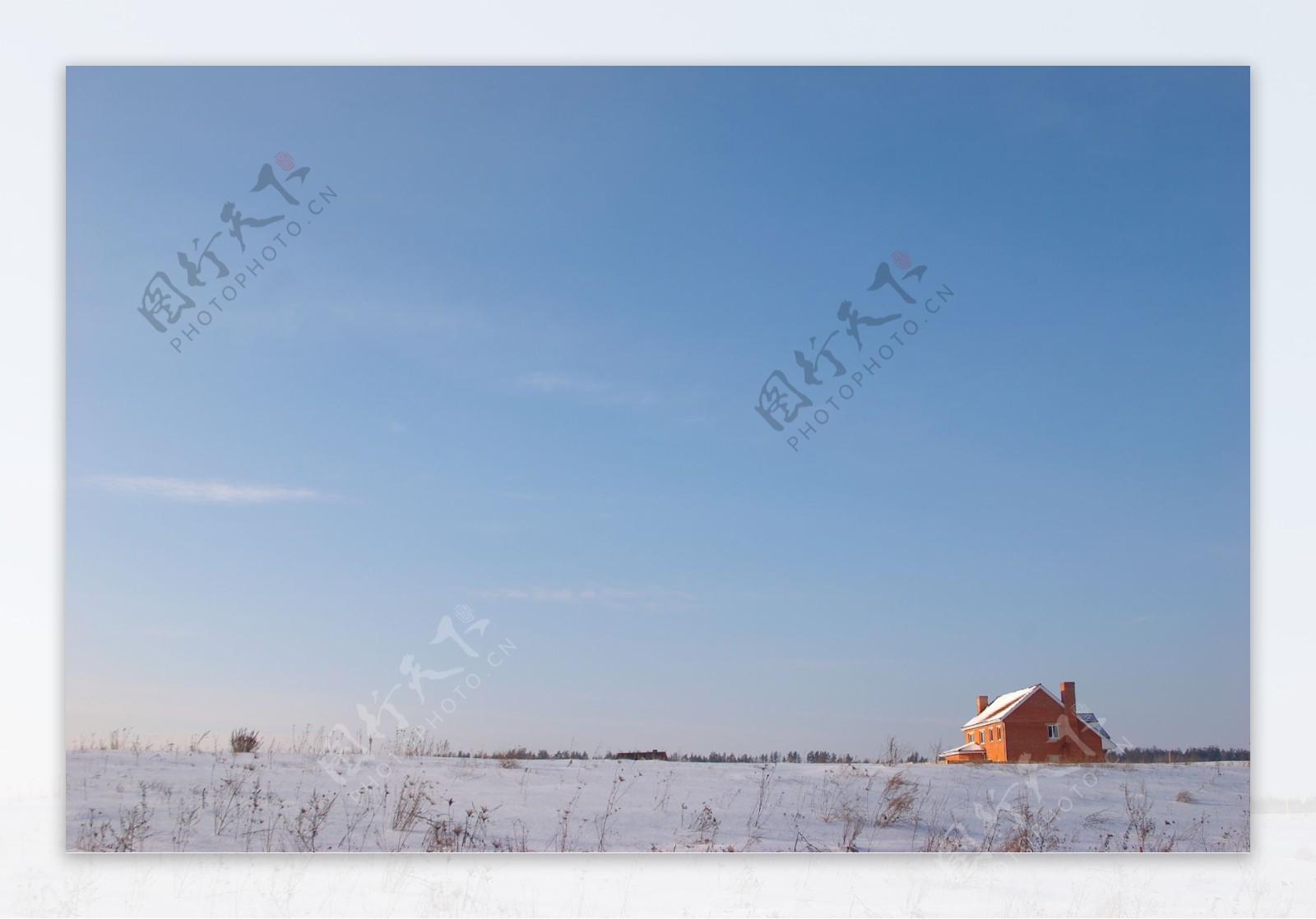 雪地上的房屋