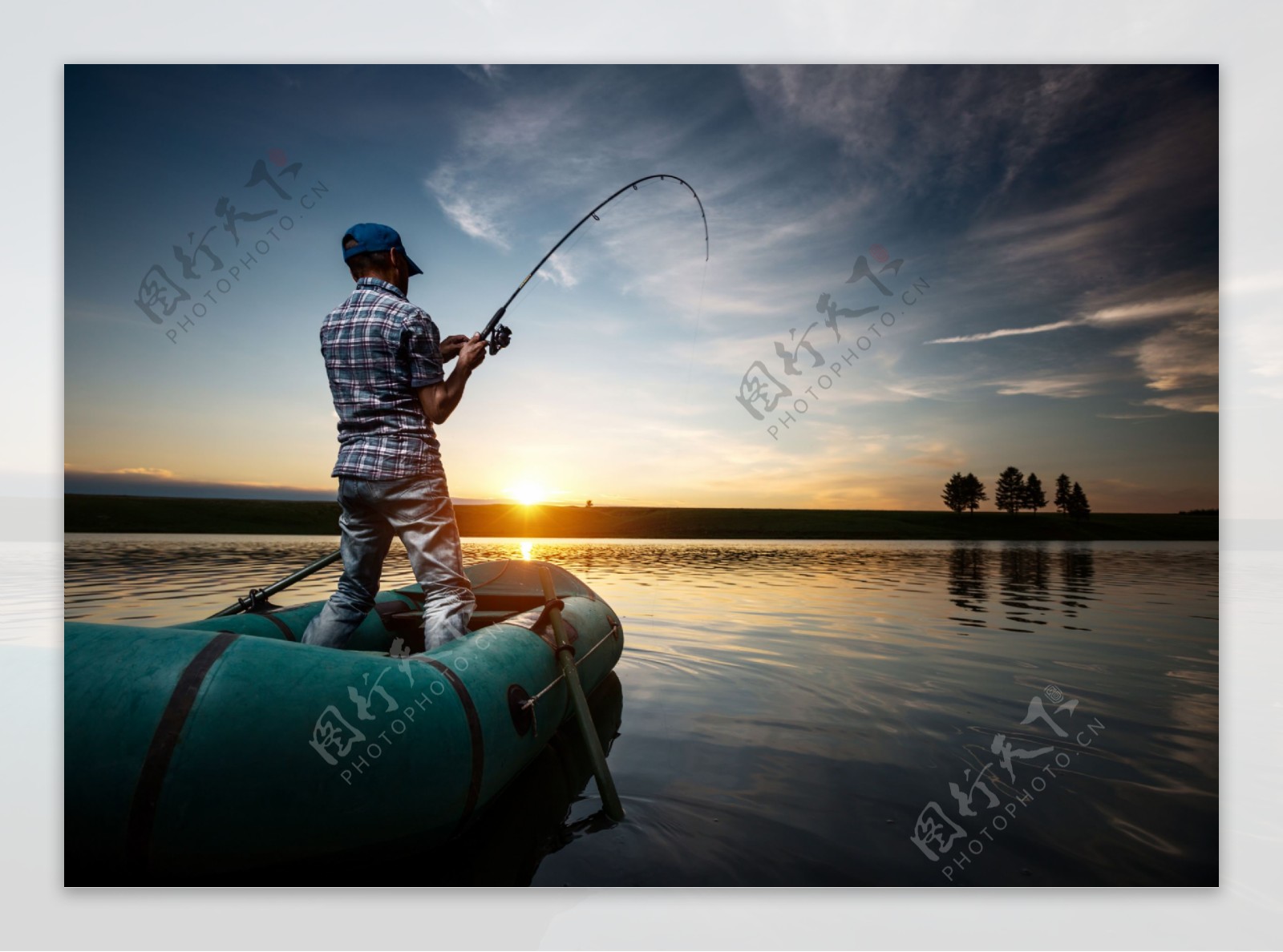 在船上钓鱼的男人图片