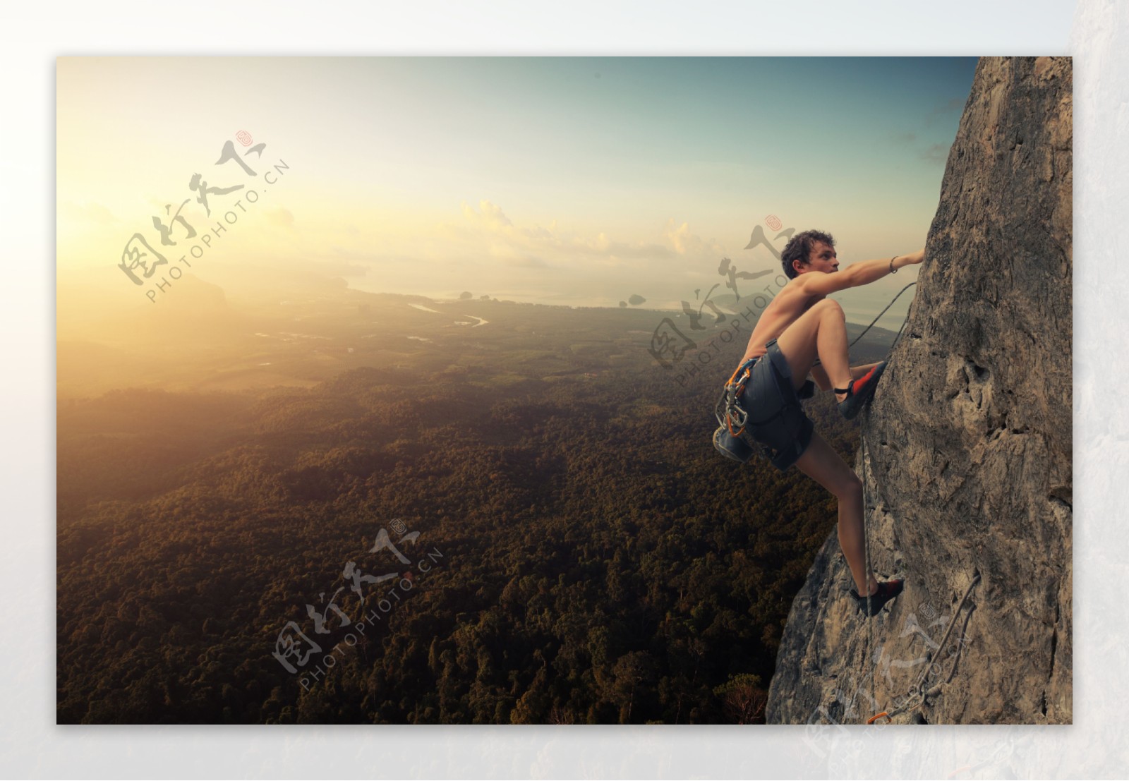 夕阳下登山的外国男人图片