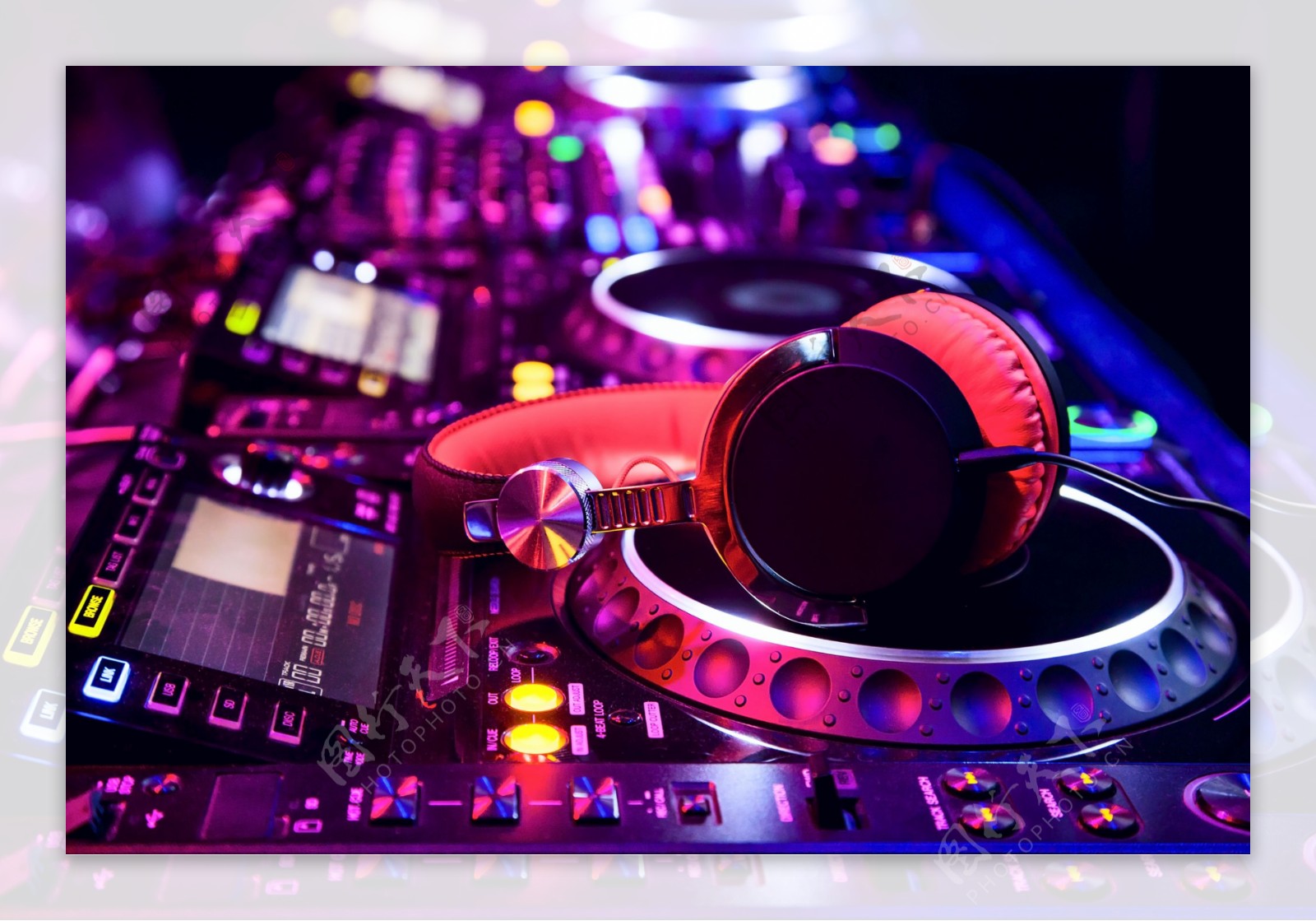 耳机与DJ打碟机图片