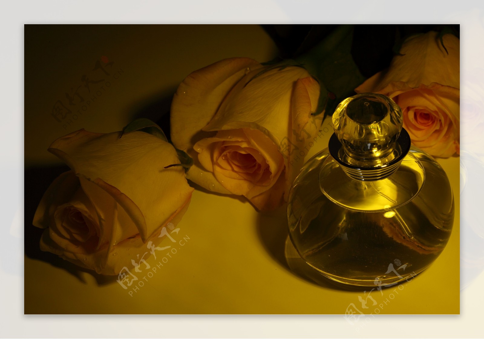 玫瑰花和精油图片