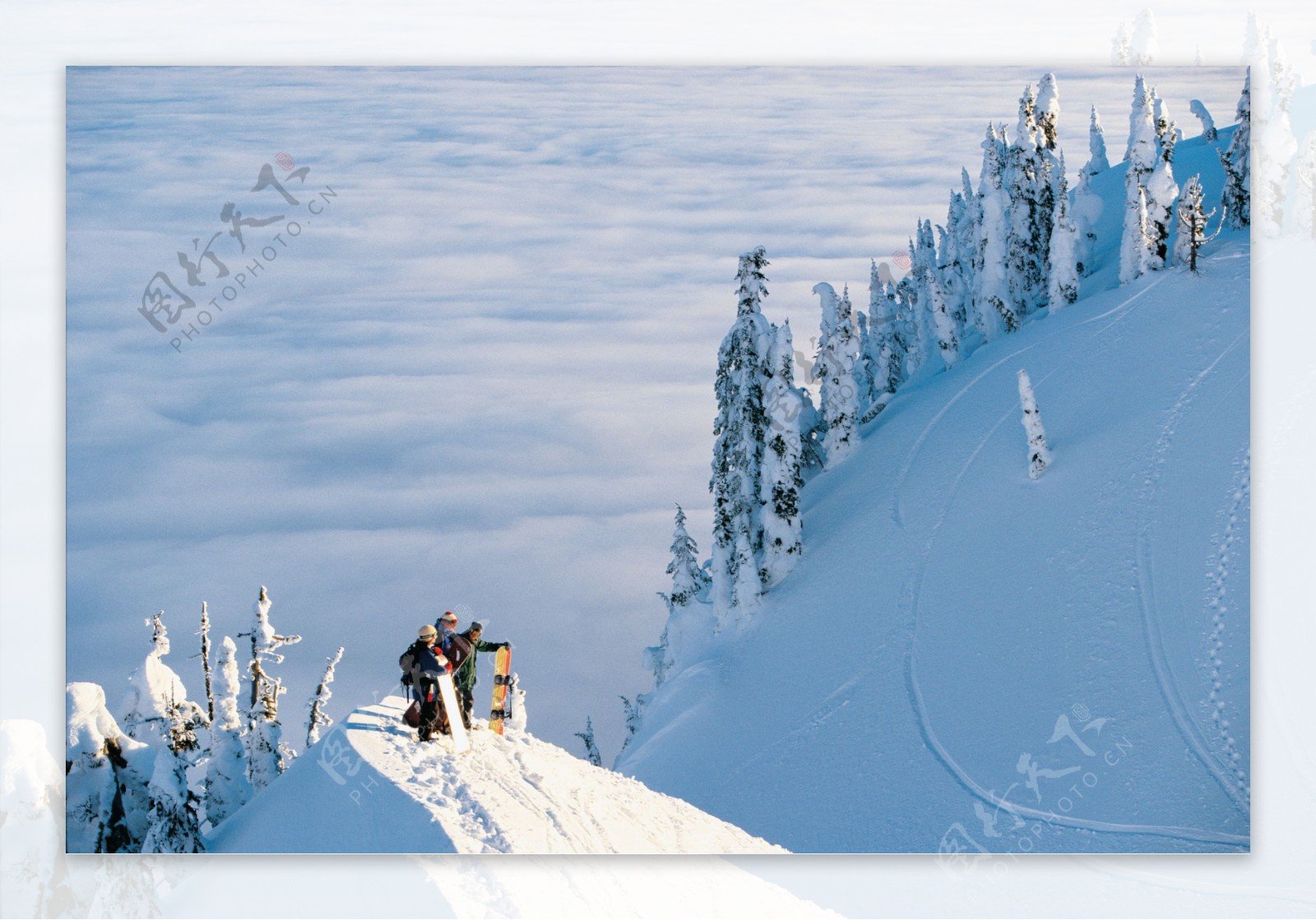 雪山的滑雪运动员高清图片